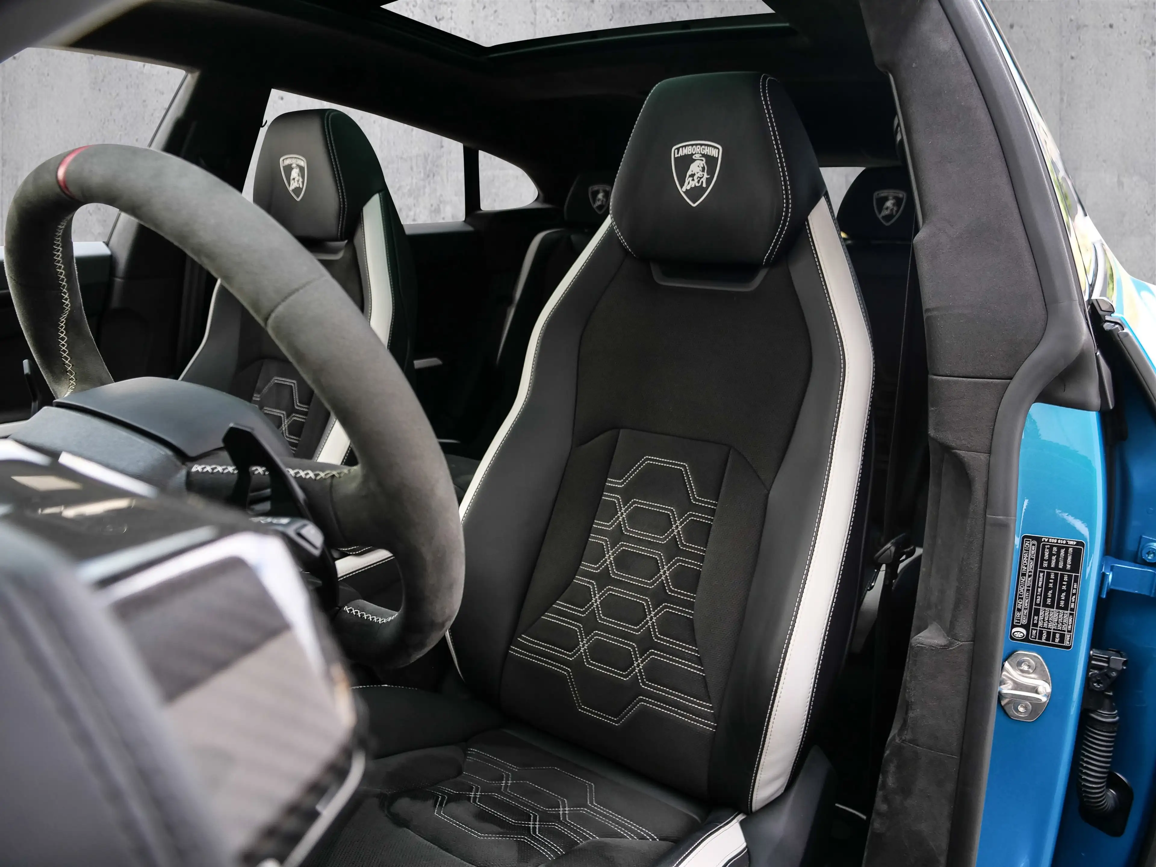 Lamborghini Urus SE Blu Uranus, Panoramic Roof — photo 12