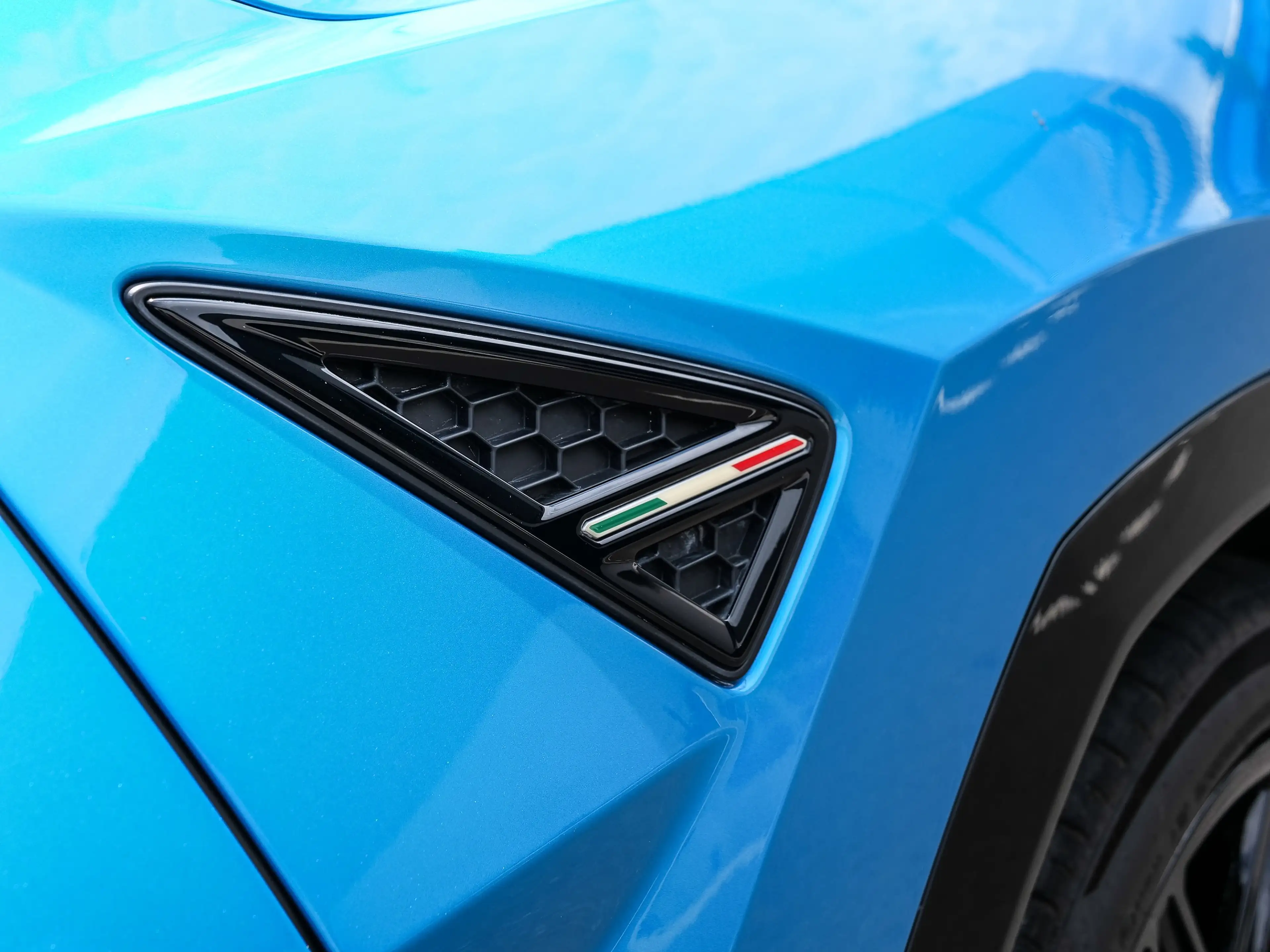 Lamborghini Urus SE Blu Uranus, Panoramic Roof — photo 10