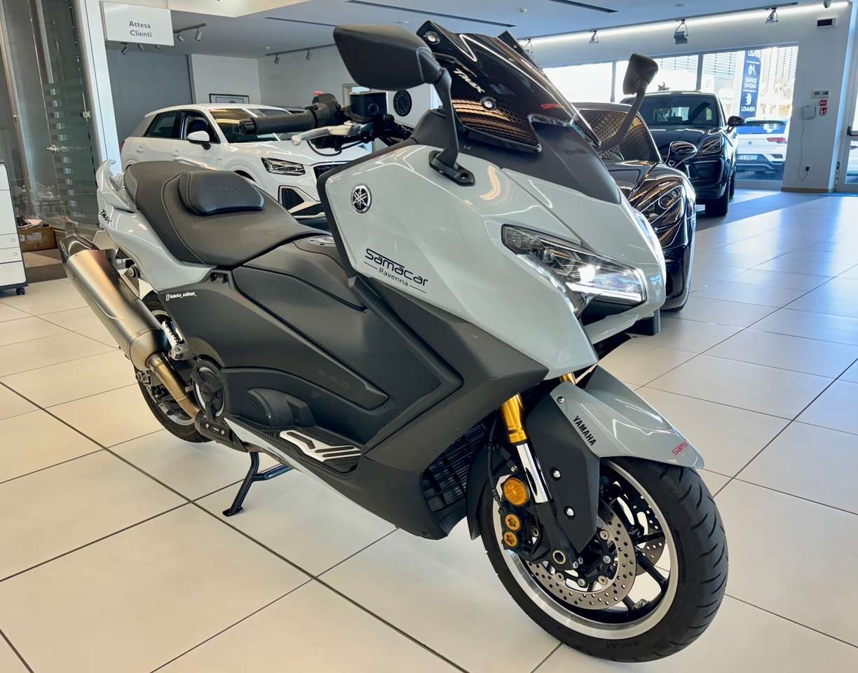 Yamaha TMAX 560 TECH MAX AKRAPOVIC, CUPOLINO, PORTA TARGA