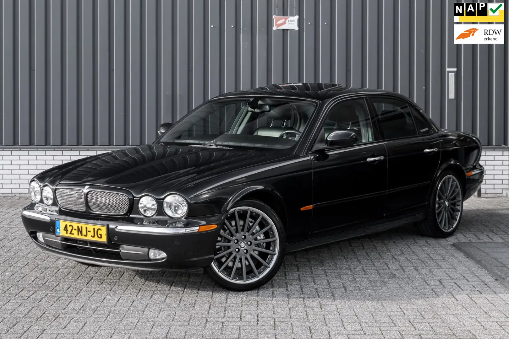 Jaguar XJR 4.2 V8 Super *Volledig Onderhouden* Zwart - 1