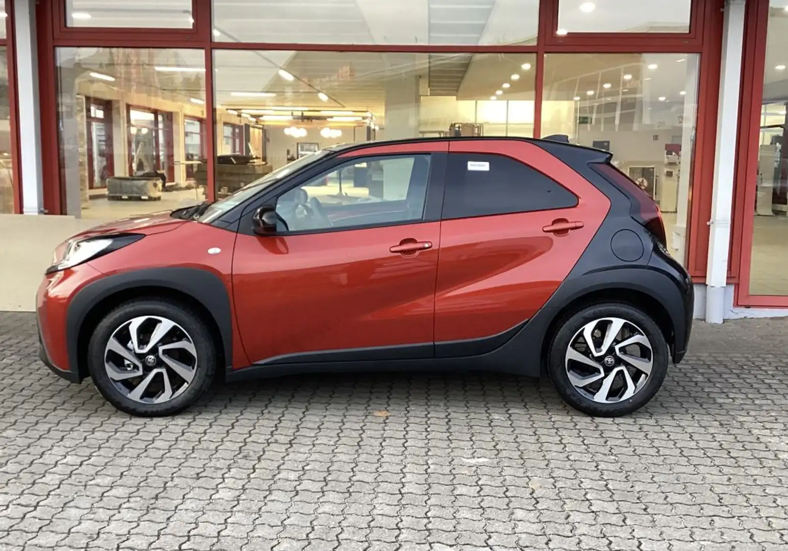 Toyota Aygo X Teamplayer Rot - 2