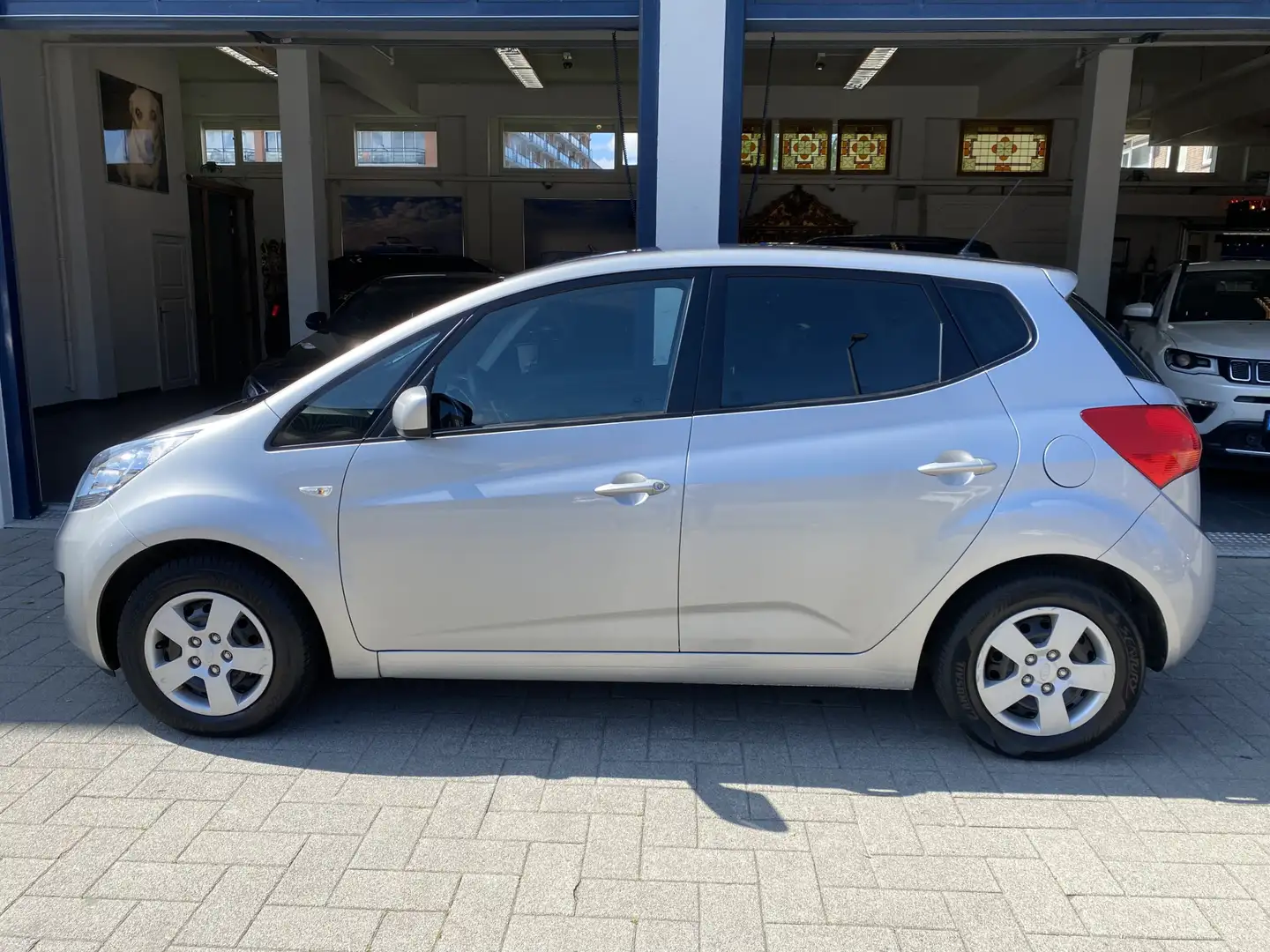 Kia Venga 1.4 CVVT Plus Pack NL AUTO/NAVI/CAMERA Grijs - 2