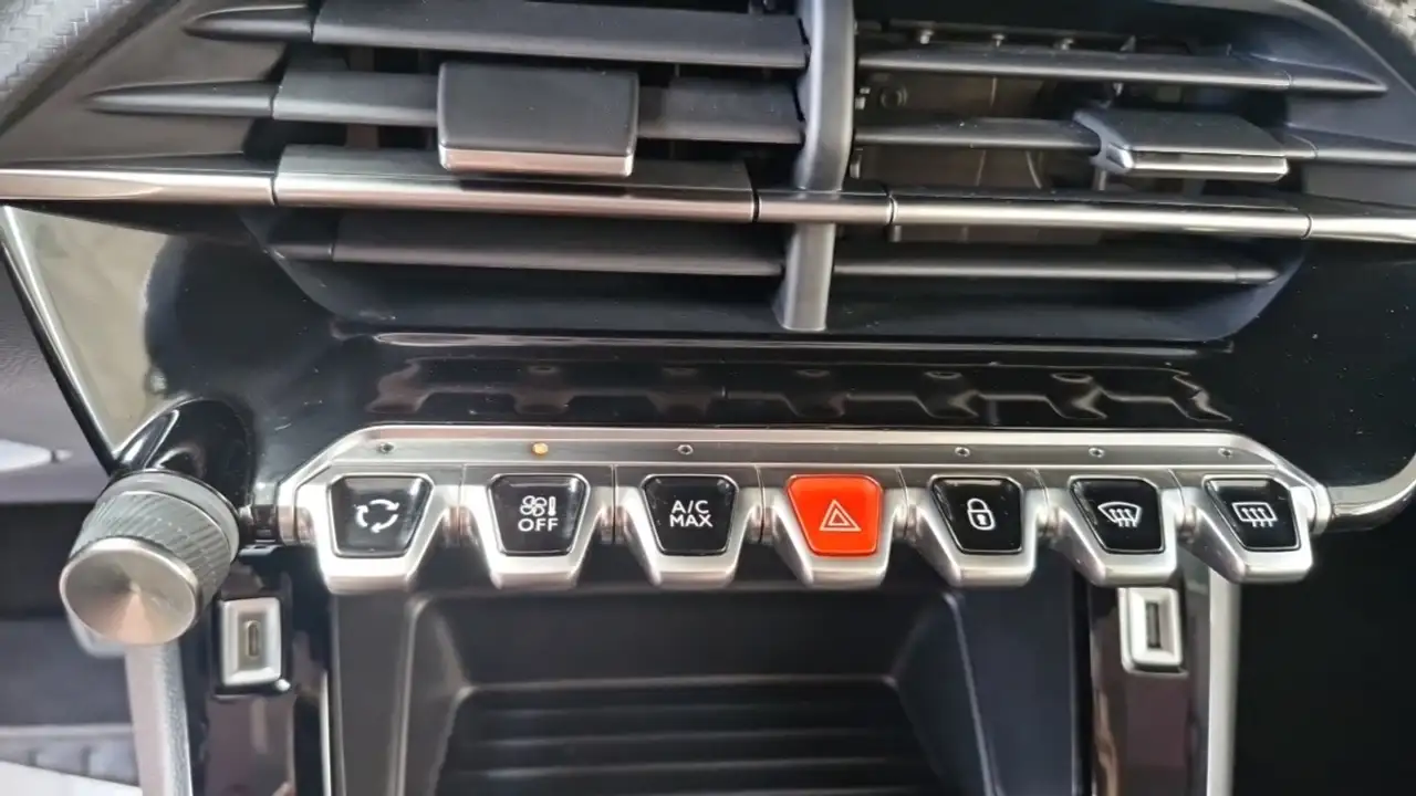 Peugeot 208 208 — photo 18