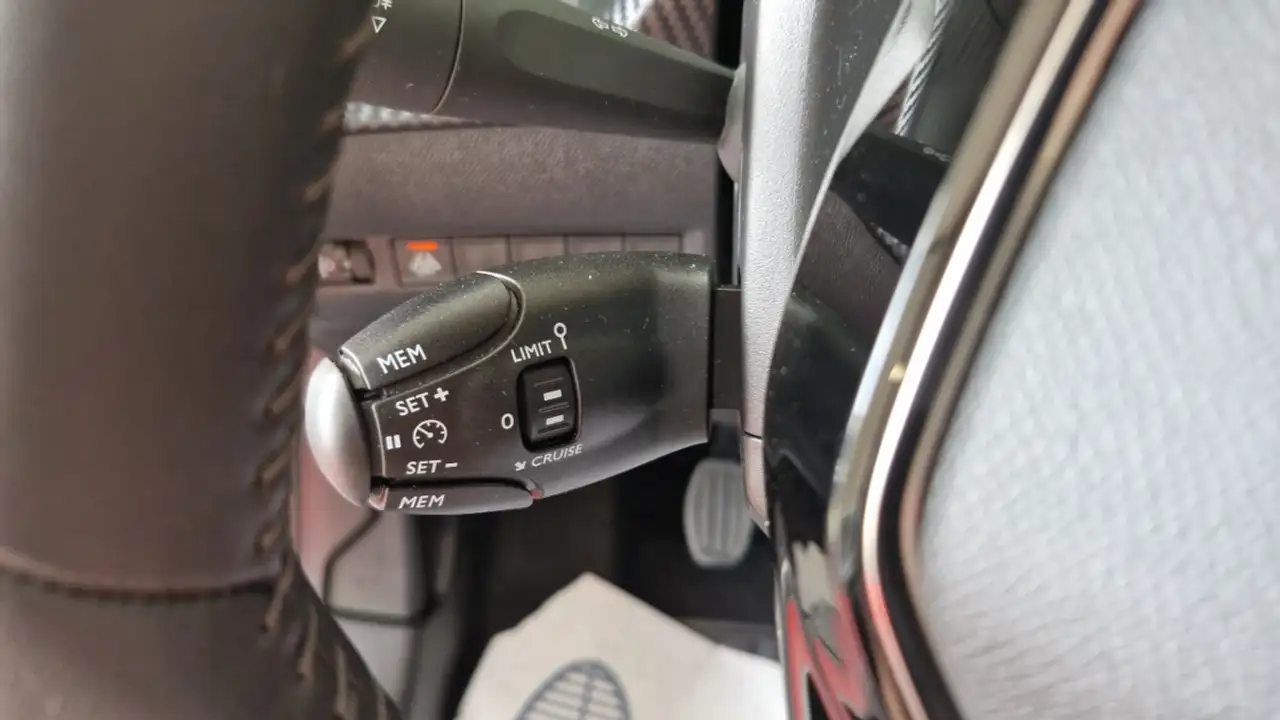 Peugeot 208 208 — photo 25