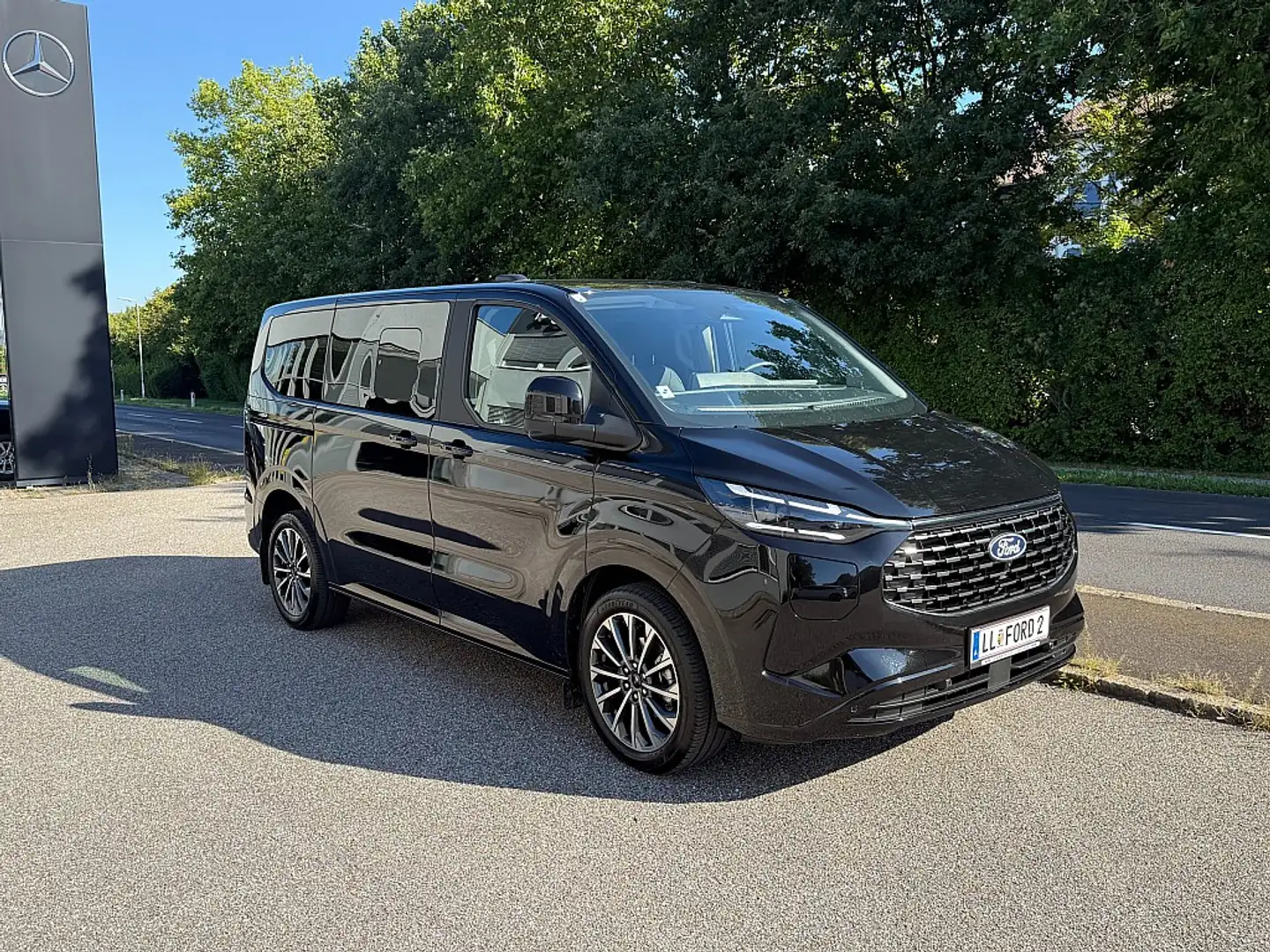 Ford Tourneo Custom Bus 2.5 PHEV 340 L1H1 FWD Titanium X Aut. Schwarz - 2