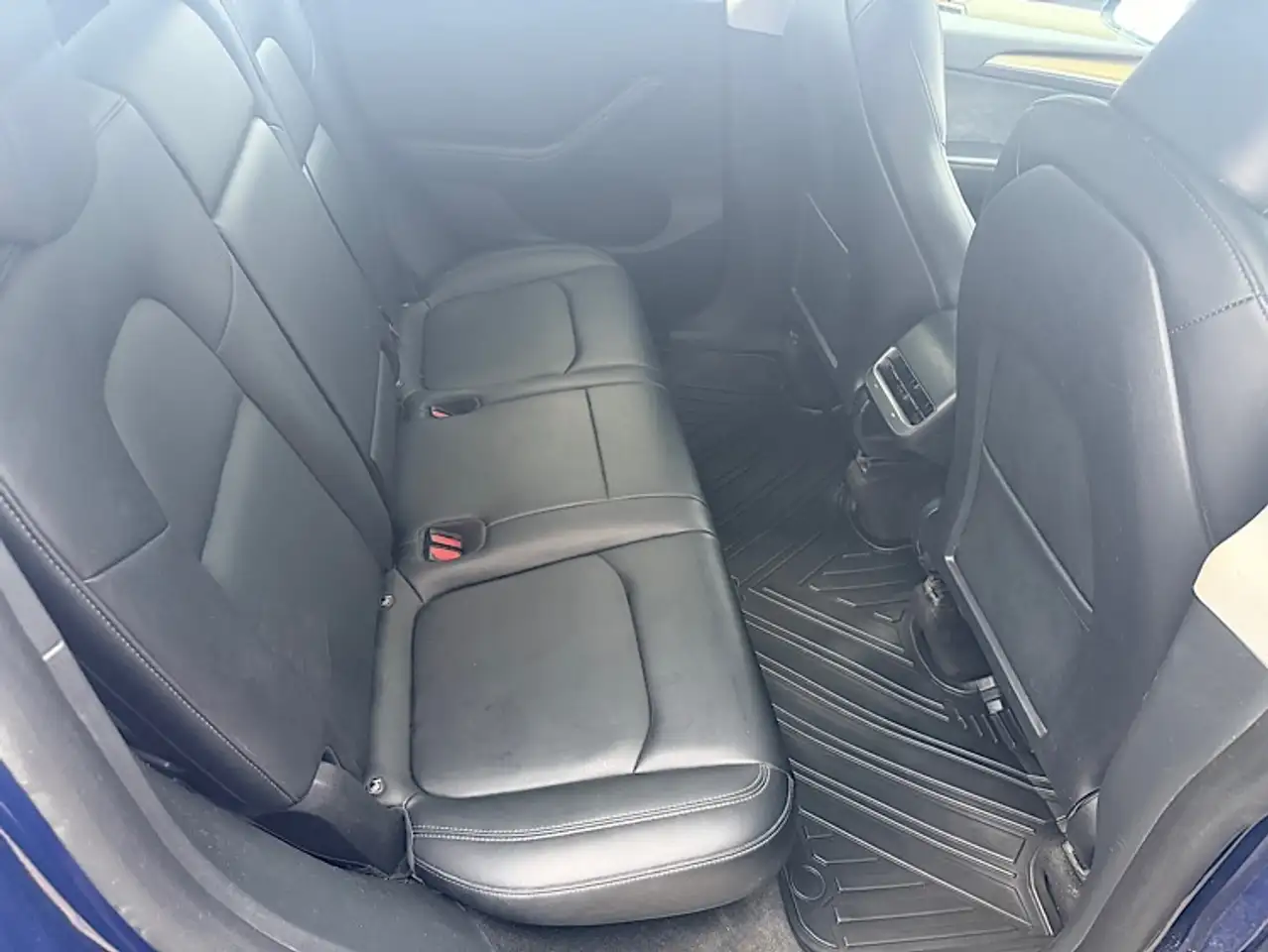 Tesla Model Y снимка Tesla Model Y