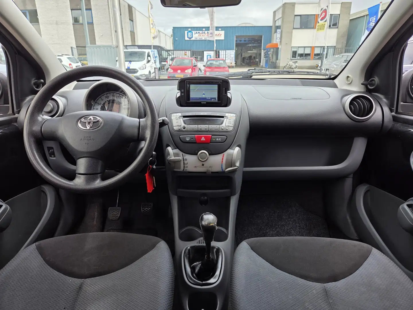Toyota Aygo 1.0-12V|Airco|Elek.Ramen|Navi|Trekhaak|AUX Zwart - 2