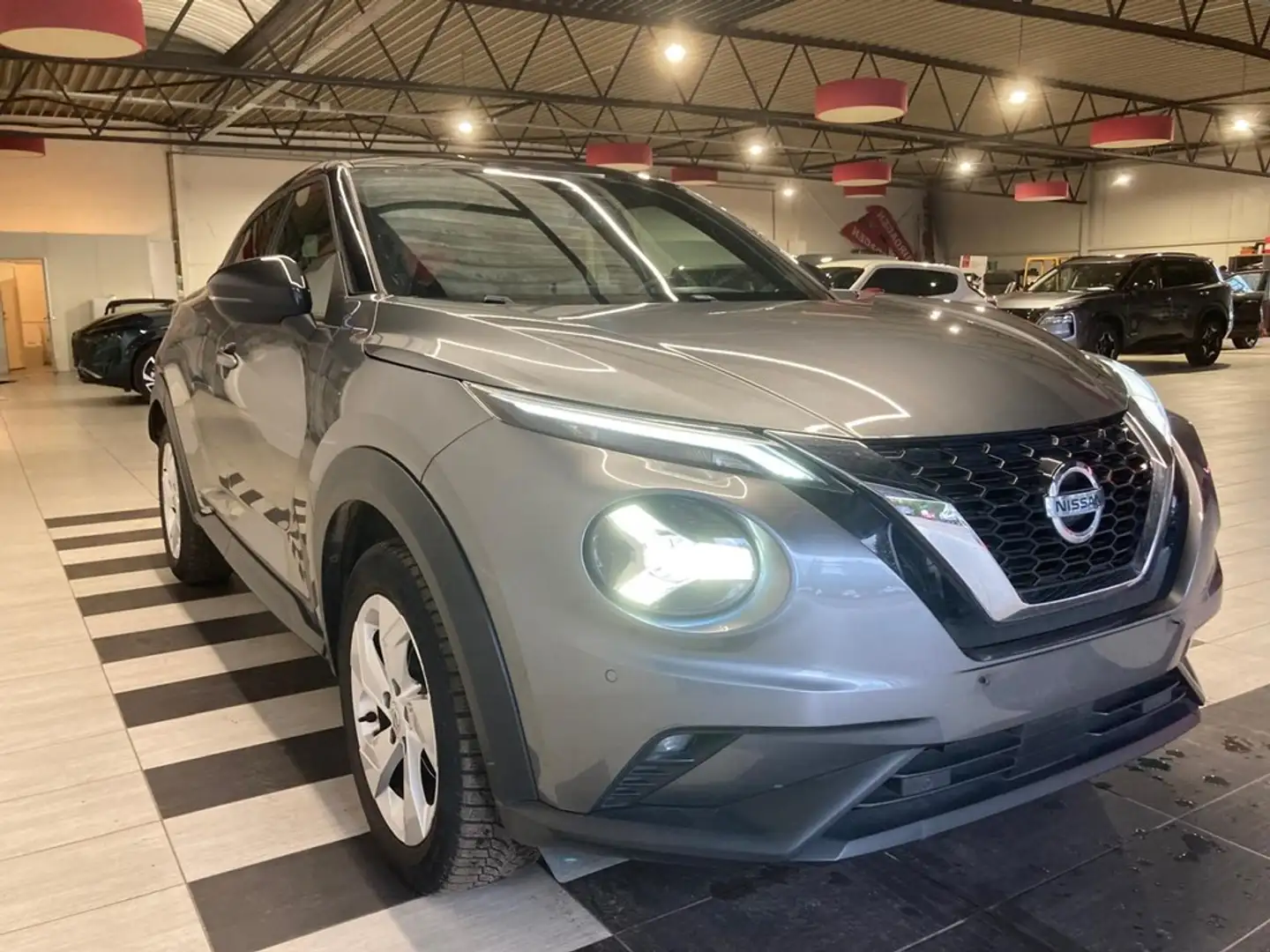 Nissan Juke PREMIERE EDITION BENZINE 6MT Gris - 2