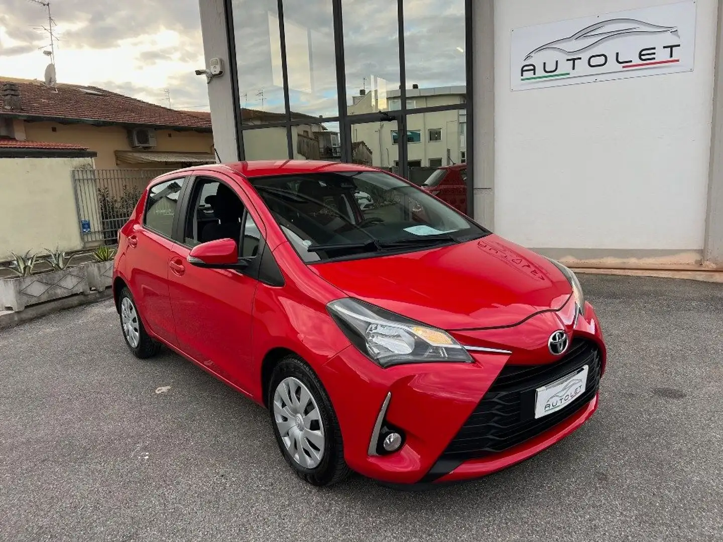 Toyota Yaris 1.0 72 CV 5 porte Lounge Grigio - 1