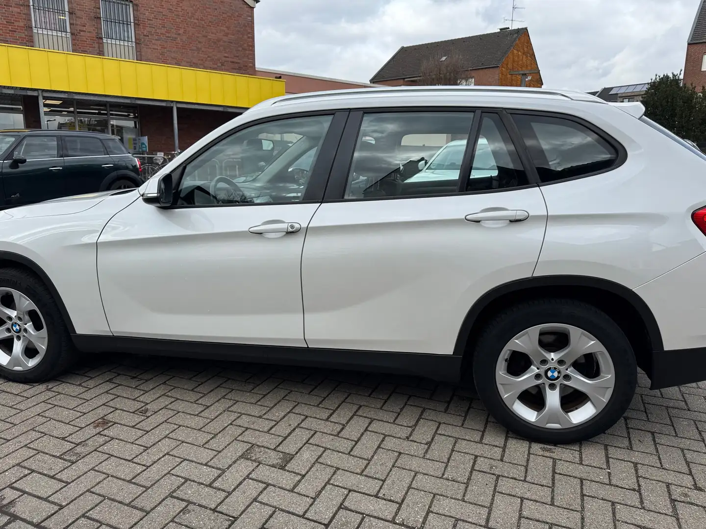 BMW X1 20 d xDrive Panorama-R.Kamera AUTOMATIK Weiß - 2