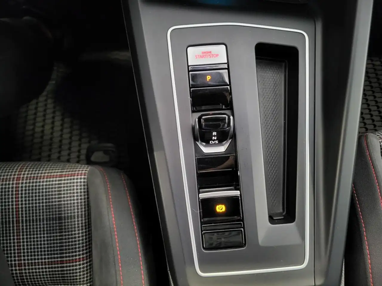 Volkswagen Golf GTI снимка Volkswagen Golf GTI