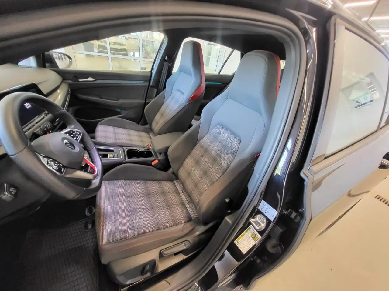 Volkswagen Golf GTI снимка Volkswagen Golf GTI