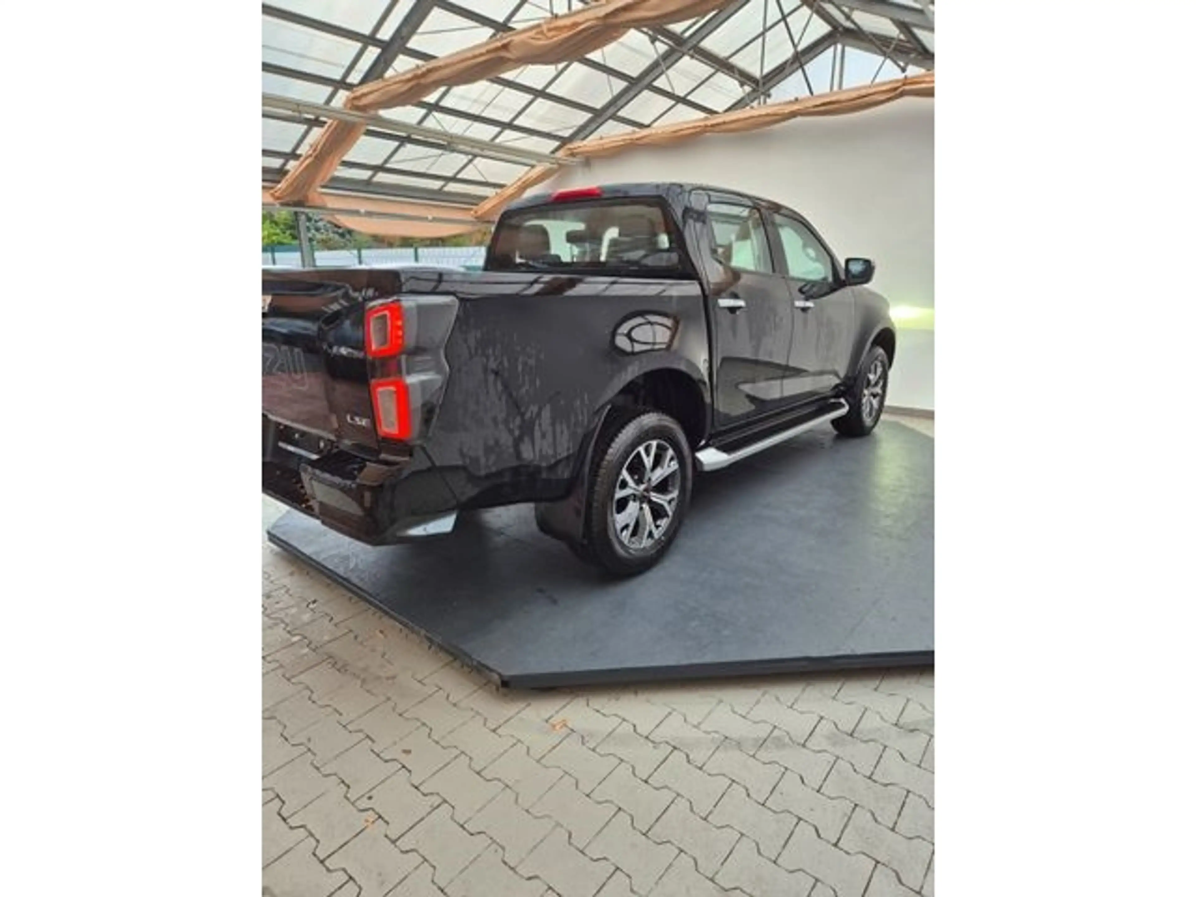 Isuzu D-Max Double Cab 4WD LSE A/T — photo 10