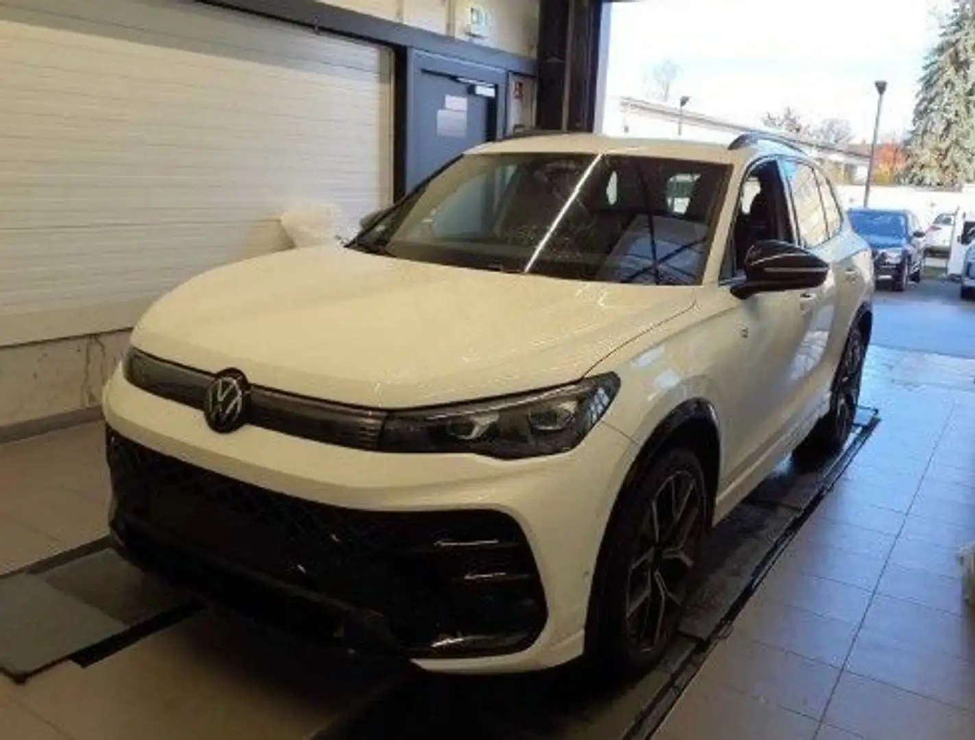 Volkswagen Tiguan 2.0 TDI SCR 4MOTION DSG R-Line Weiß - 2