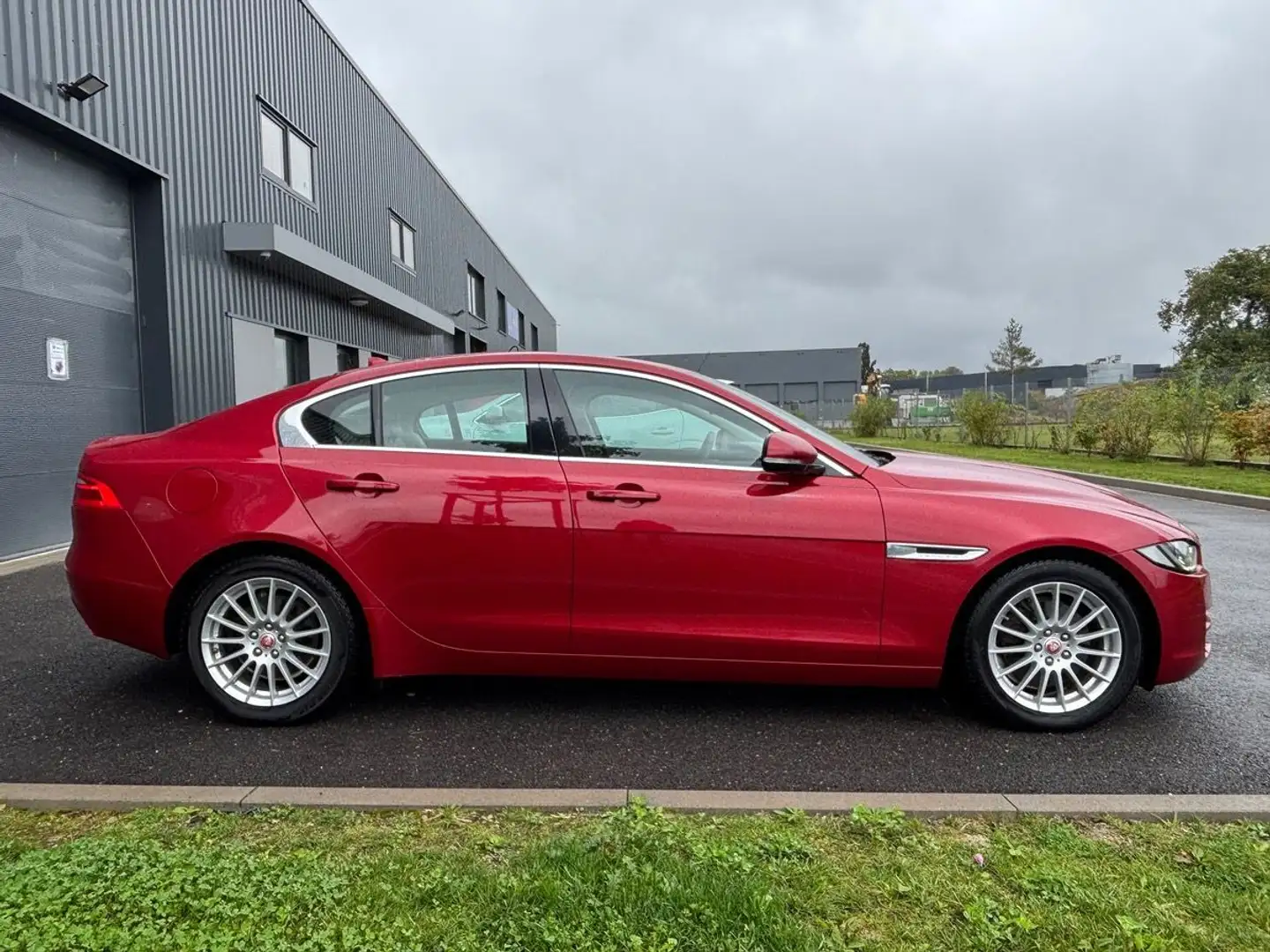 Jaguar XE 2.0D 163Ch PERFORMANCE SPORT / CUIR / CAMERA / LED / LANE ASSIST Rouge - 2