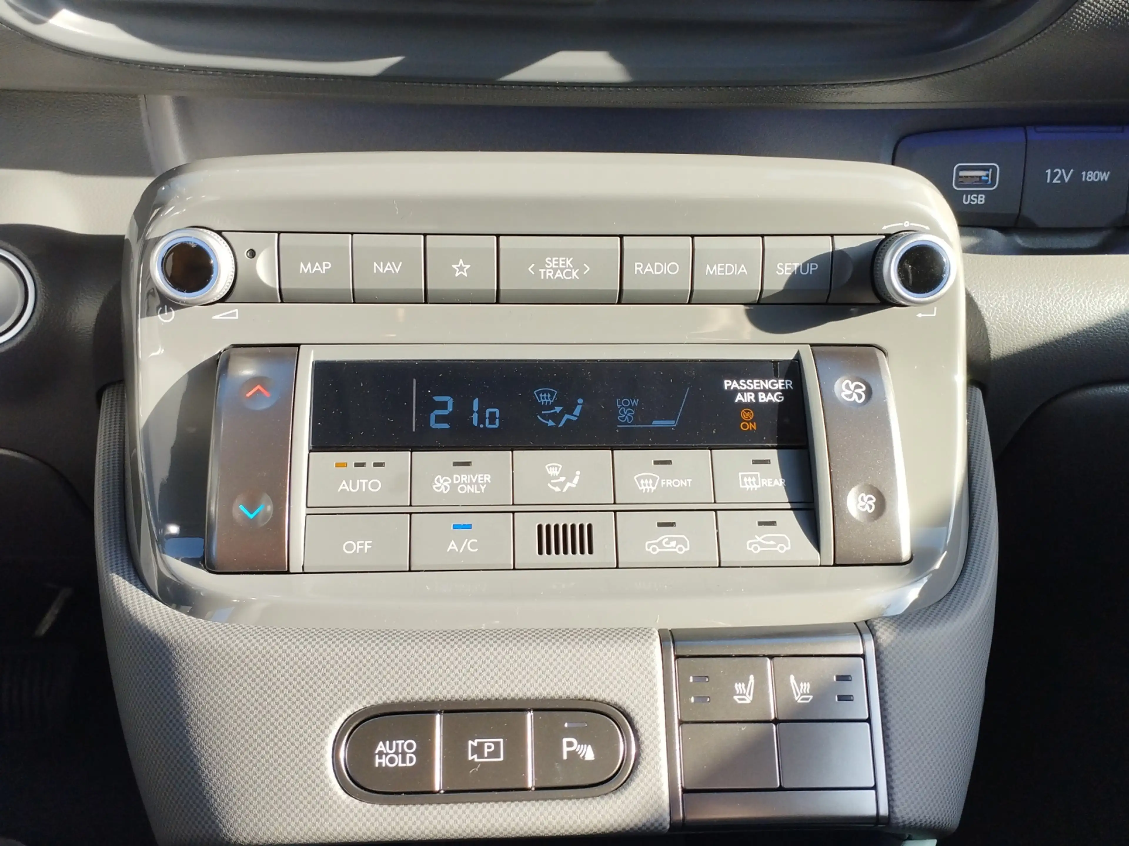 Hyundai Inster 49 kWh Lounge Elektro-Komfort-Paket — photo 18