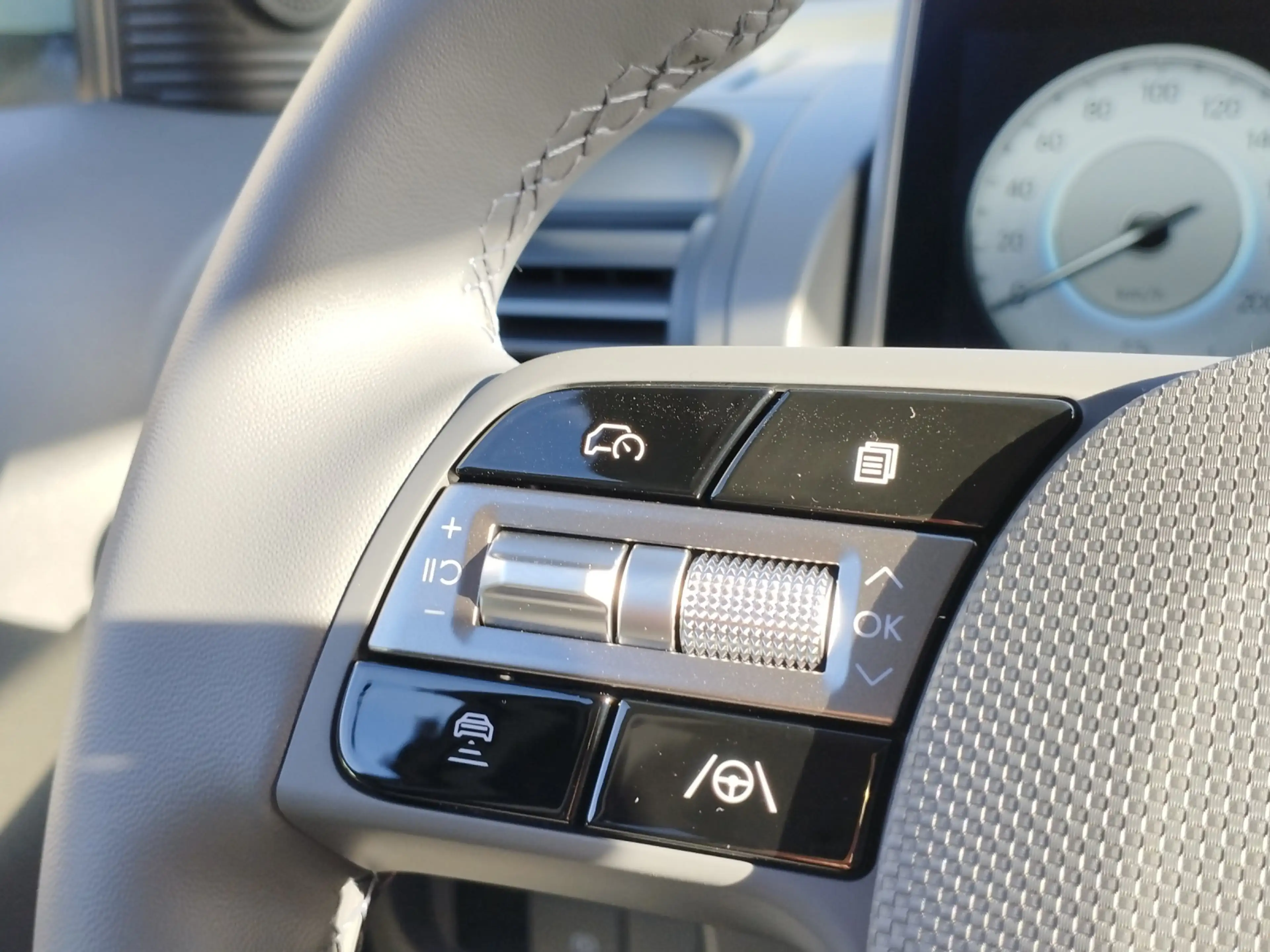 Hyundai Inster 49 kWh Lounge Elektro-Komfort-Paket — photo 13