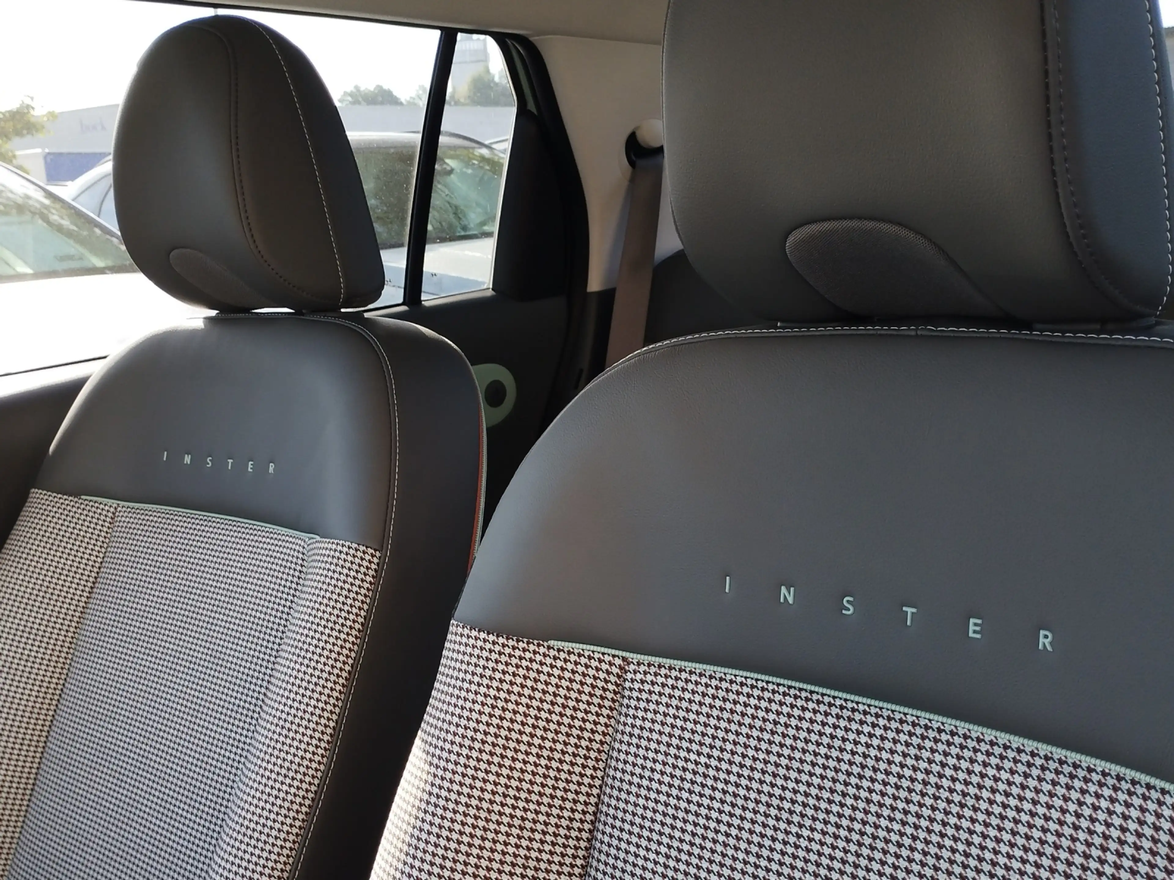 Hyundai Inster 49 kWh Lounge Elektro-Komfort-Paket — photo 23