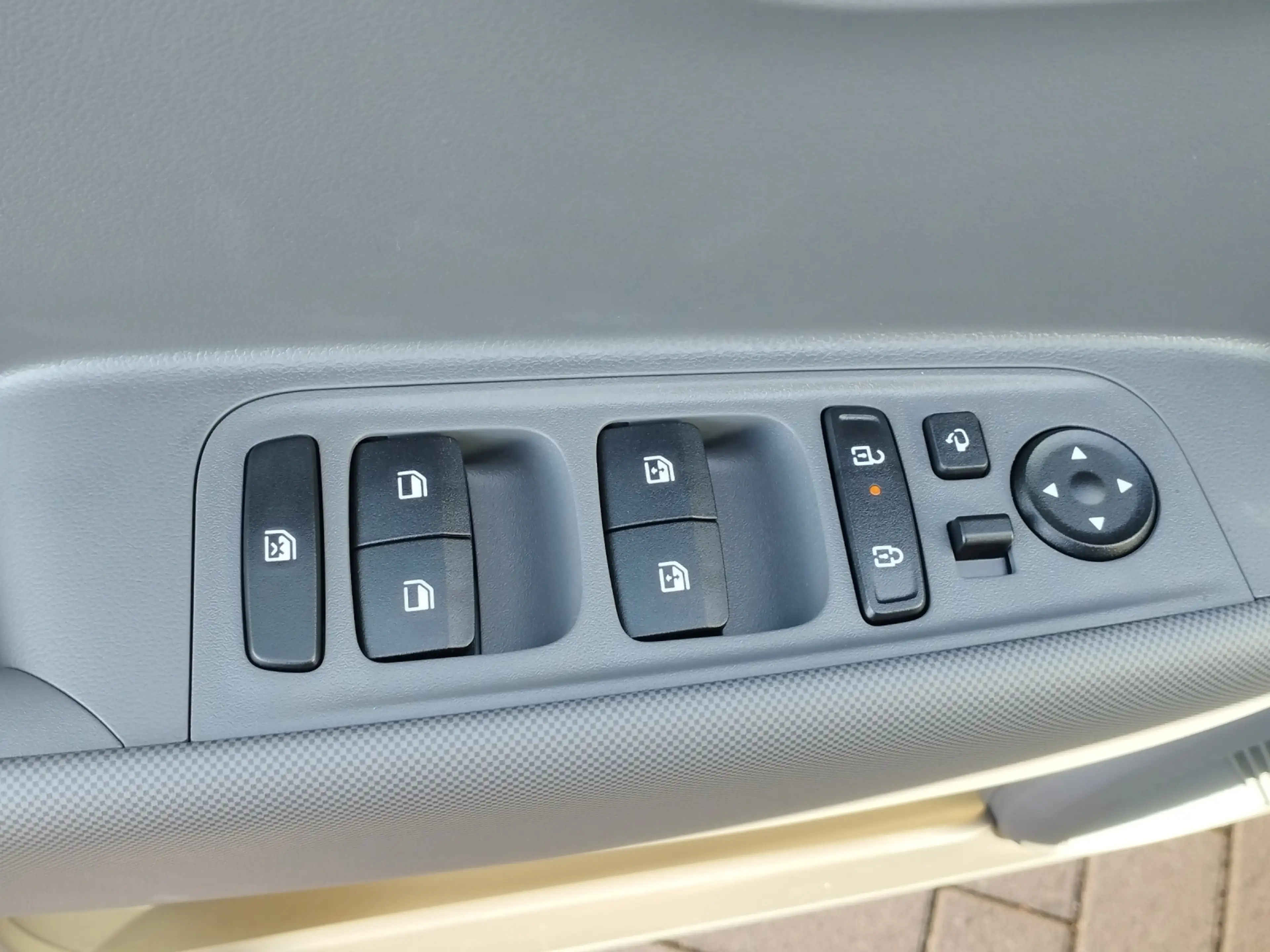 Hyundai Inster 49 kWh Lounge Elektro-Komfort-Paket — photo 22