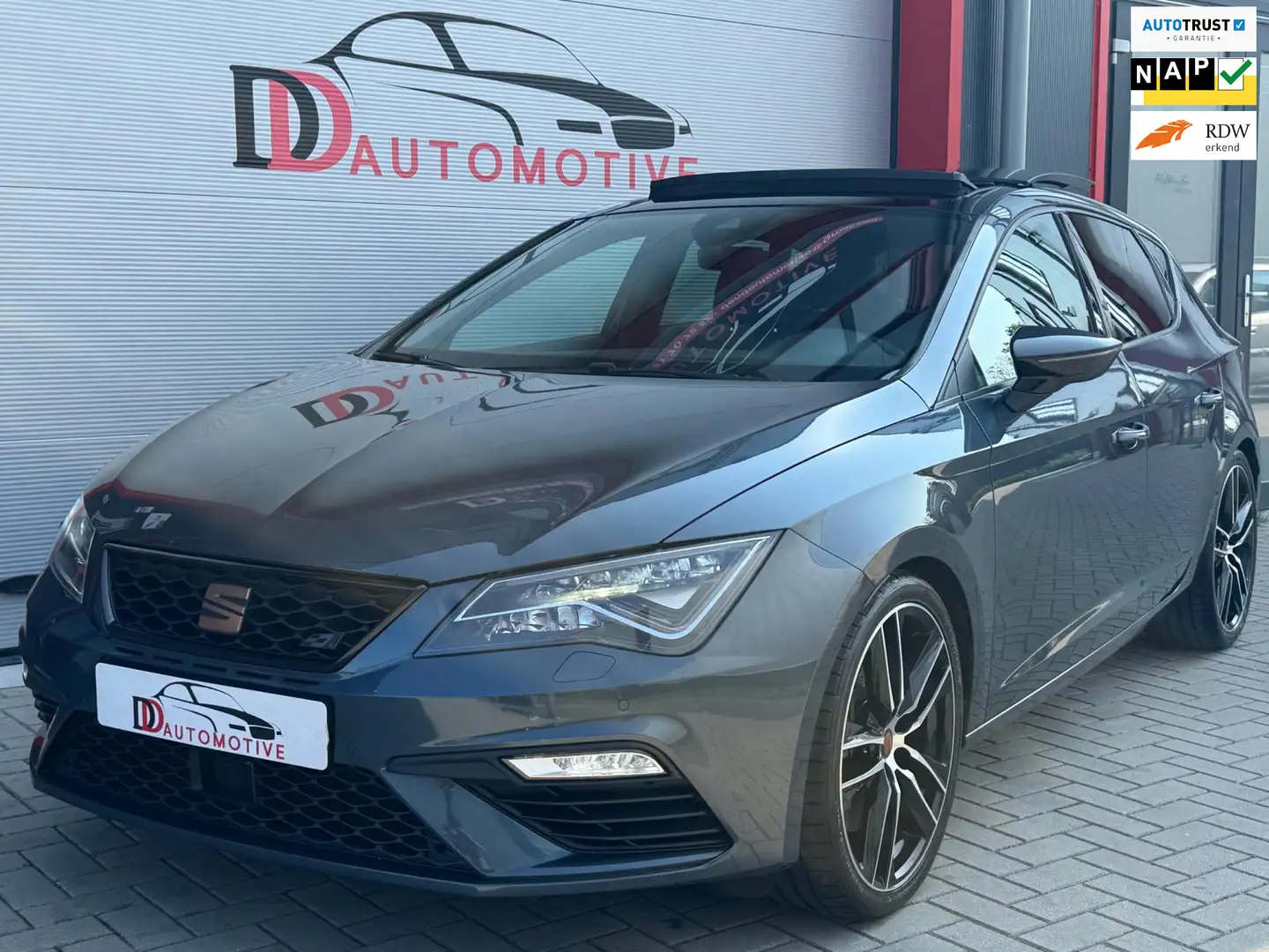 SEAT Leon 2.0 TSI CUPRA Ultimate Edition PANO/CAMERA/LANE/AC Grijs - 1