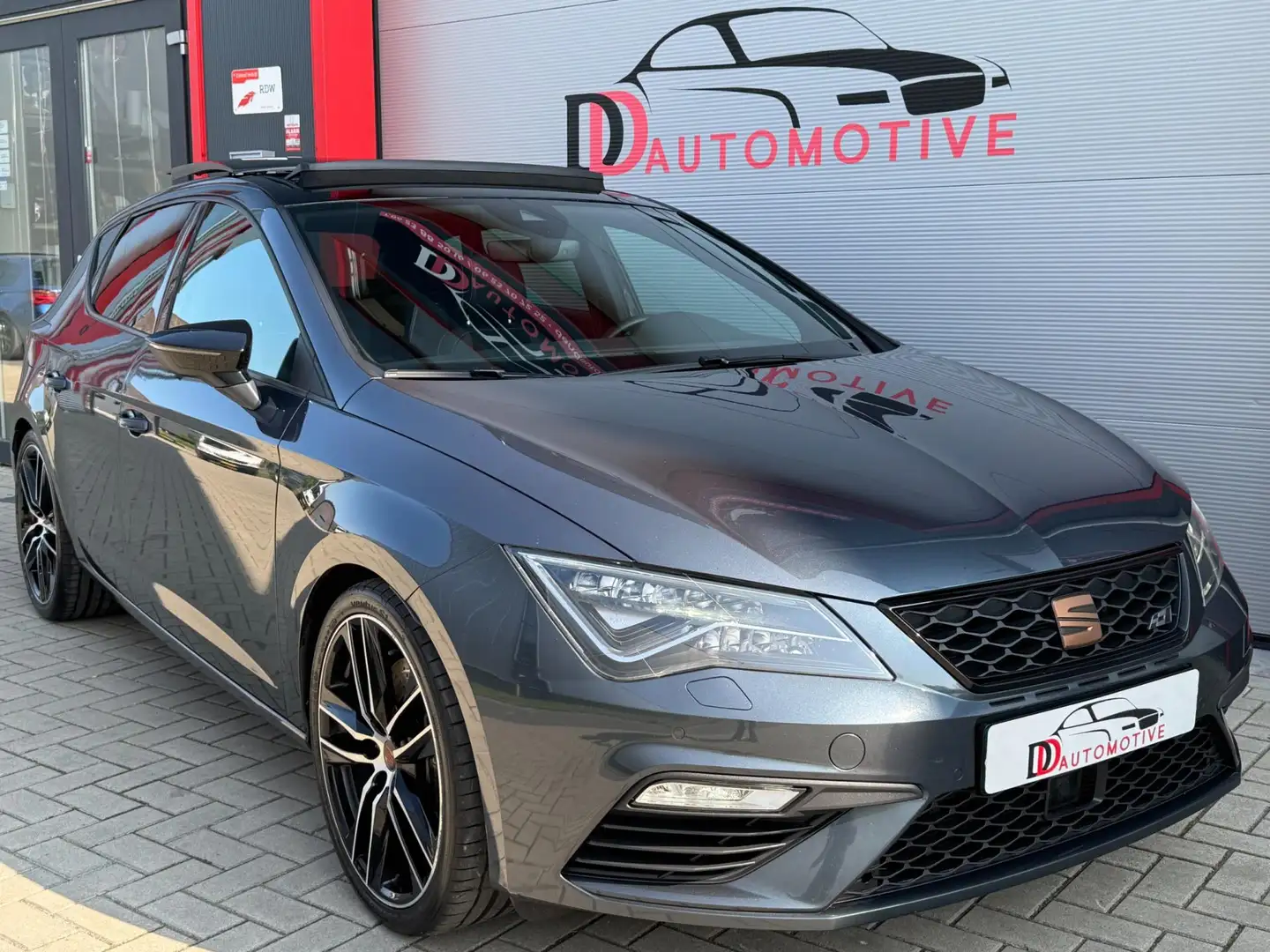 SEAT Leon 2.0 TSI CUPRA Ultimate Edition PANO/CAMERA/LANE/AC Grijs - 2