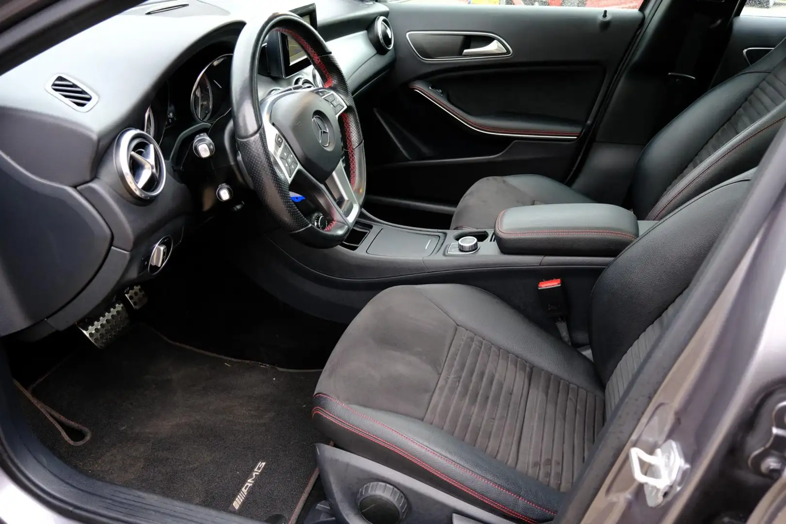 Mercedes-Benz GLA 200 AMG Ambition Aut. Pano|Leder|Xenon|PDC Grijs - 2