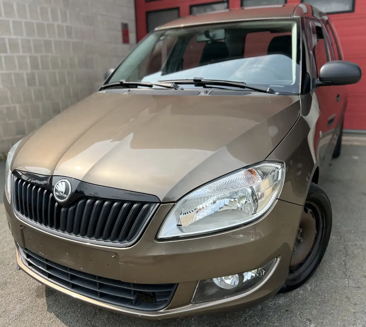 Skoda Roomster 1.6 CR TDi Ambition DPF Marrón - 1