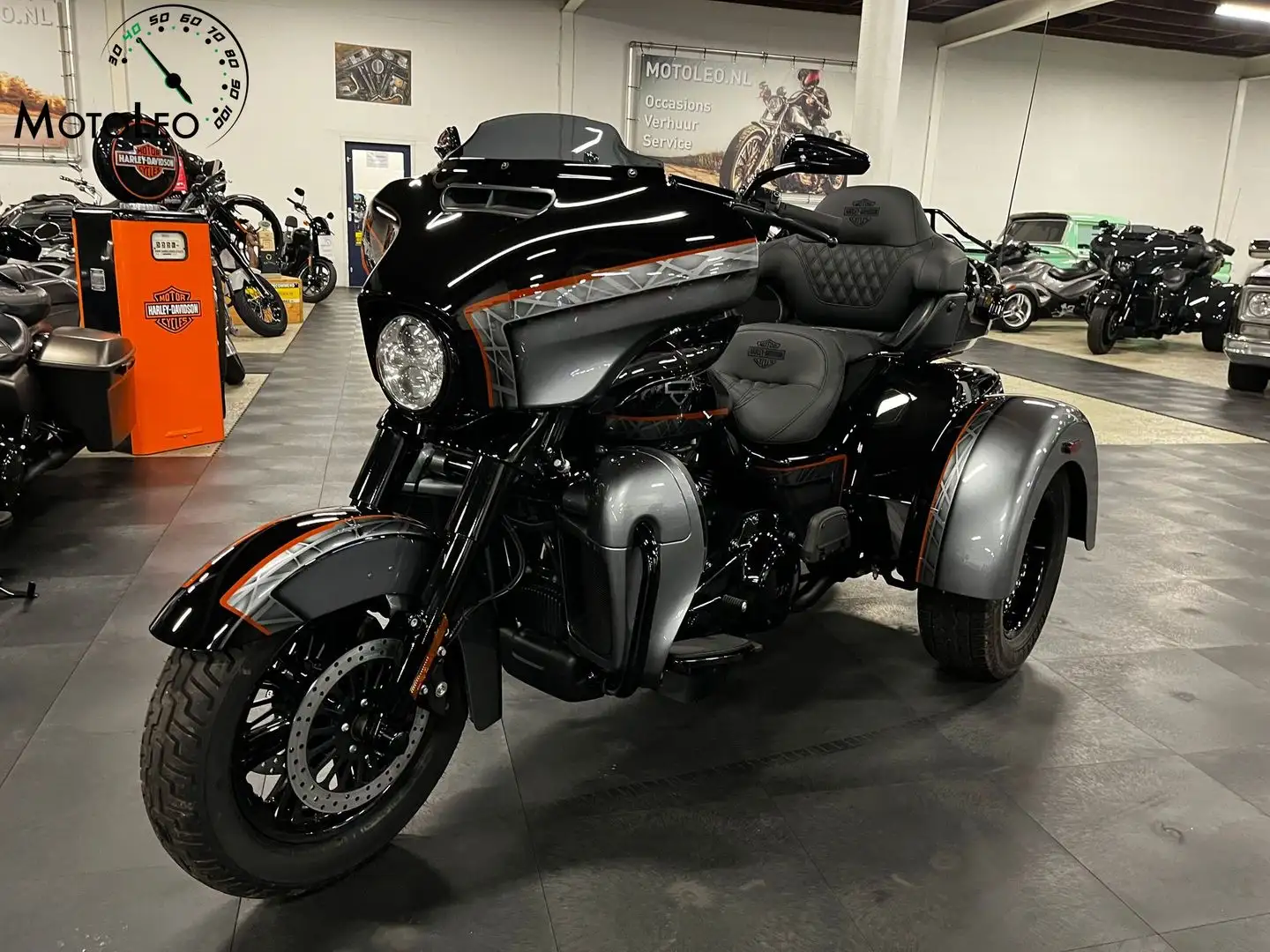 Harley-Davidson Tri Glide ULTRA CLASSIC FLHTCUTG Чорний - 1