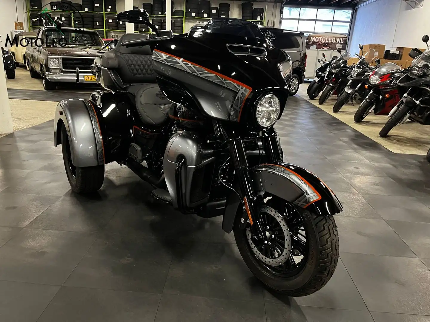 Harley-Davidson Tri Glide ULTRA CLASSIC FLHTCUTG Чорний - 2