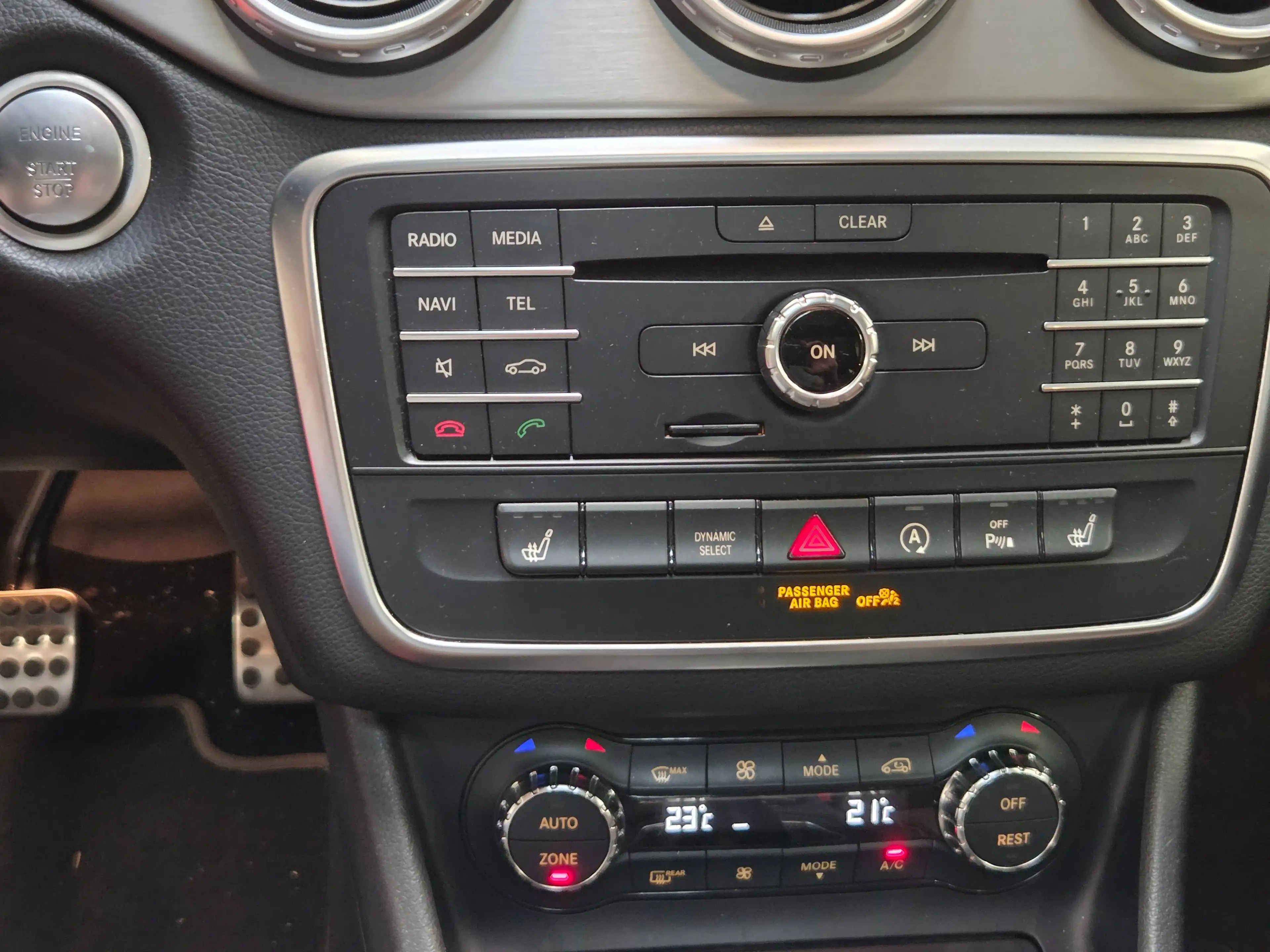 Mercedes-Benz GLA 180 (1.6i essence) + TOIT PANO - CUIR EXCLUSIVE - LED - NAVI - KeylessGo — photo 15