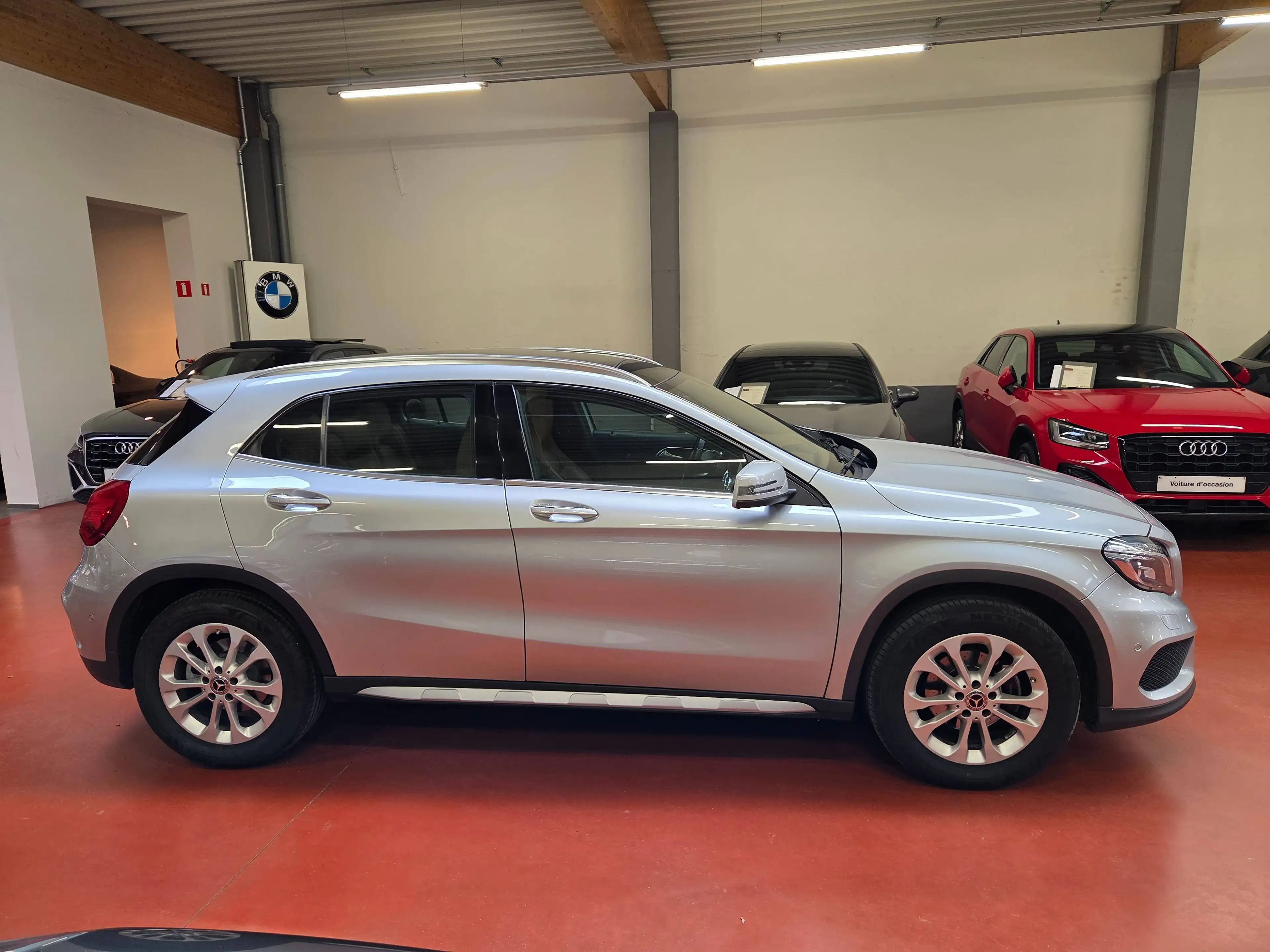 Mercedes-Benz GLA 180 (1.6i essence) + TOIT PANO - CUIR EXCLUSIVE - LED - NAVI - KeylessGo — photo 2