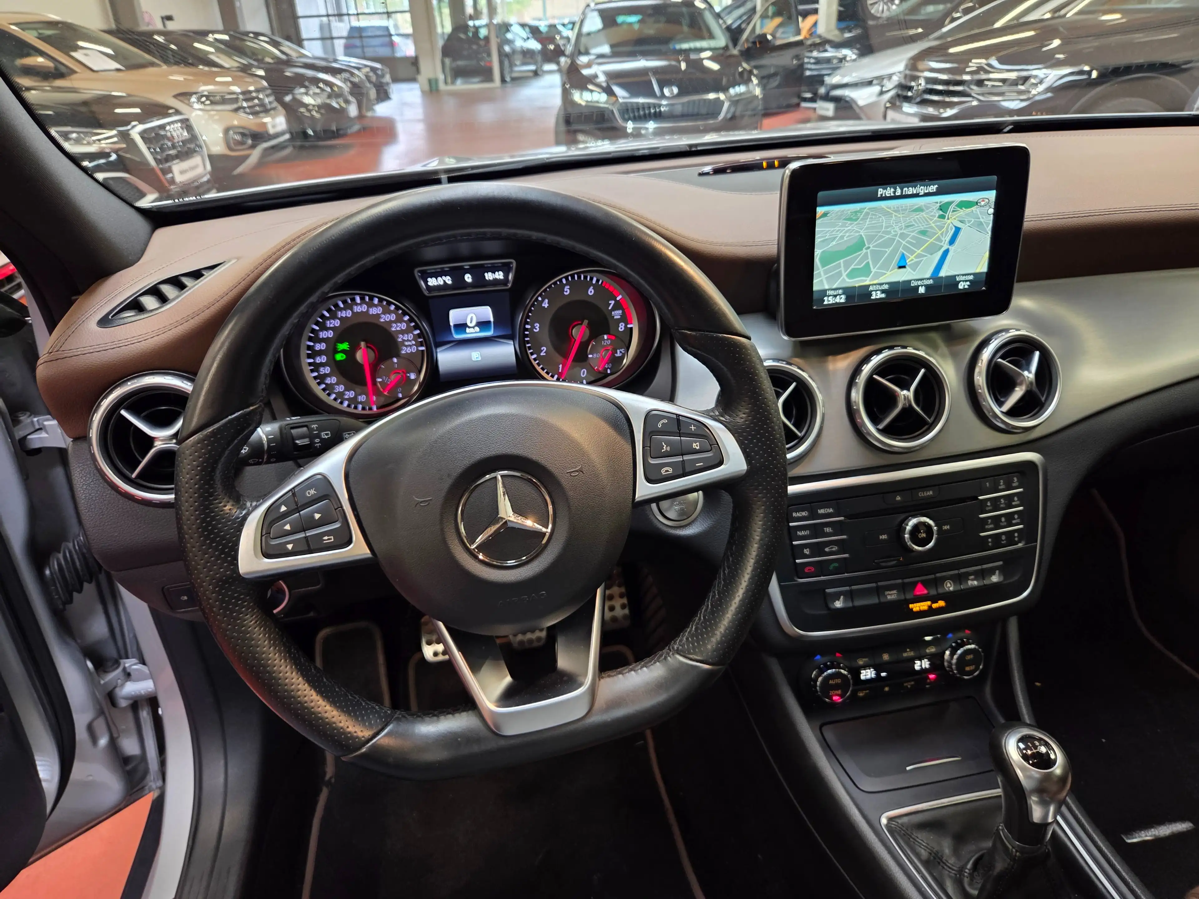 Mercedes-Benz GLA 180 (1.6i essence) + TOIT PANO - CUIR EXCLUSIVE - LED - NAVI - KeylessGo — photo 13