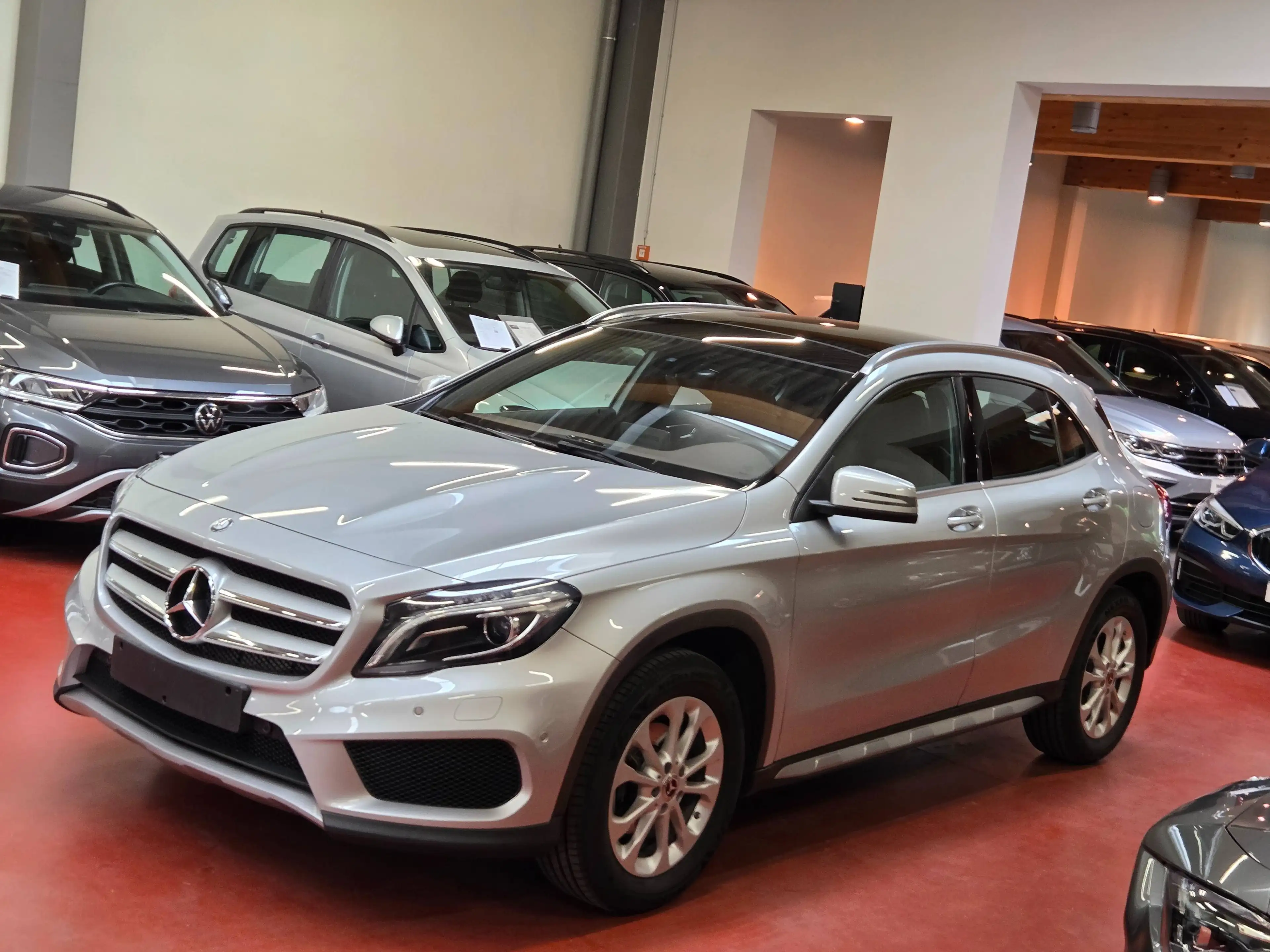 Mercedes-Benz GLA 180 (1.6i essence) + TOIT PANO - CUIR EXCLUSIVE - LED - NAVI - KeylessGo — photo 5