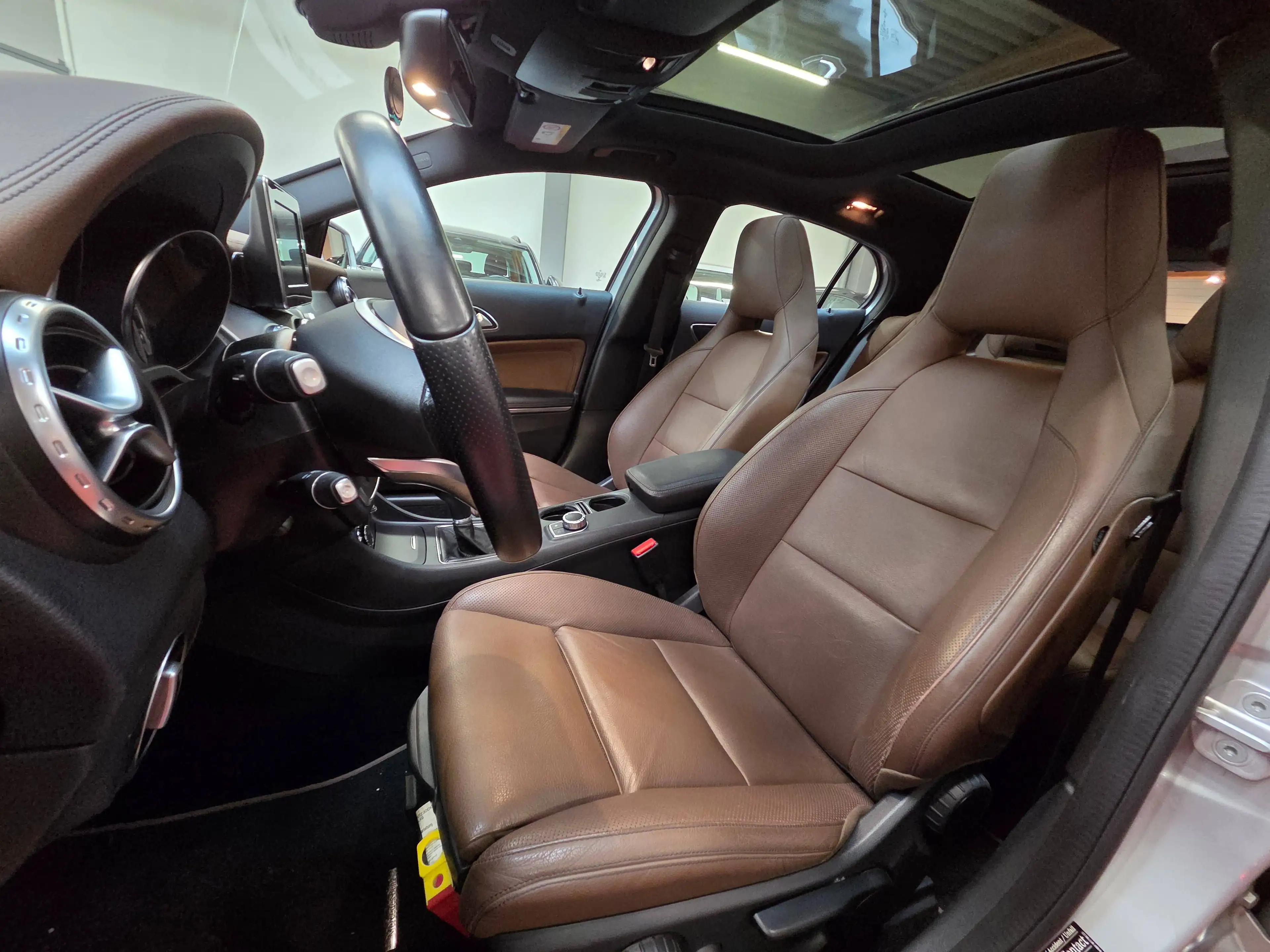 Mercedes-Benz GLA 180 (1.6i essence) + TOIT PANO - CUIR EXCLUSIVE - LED - NAVI - KeylessGo — photo 8