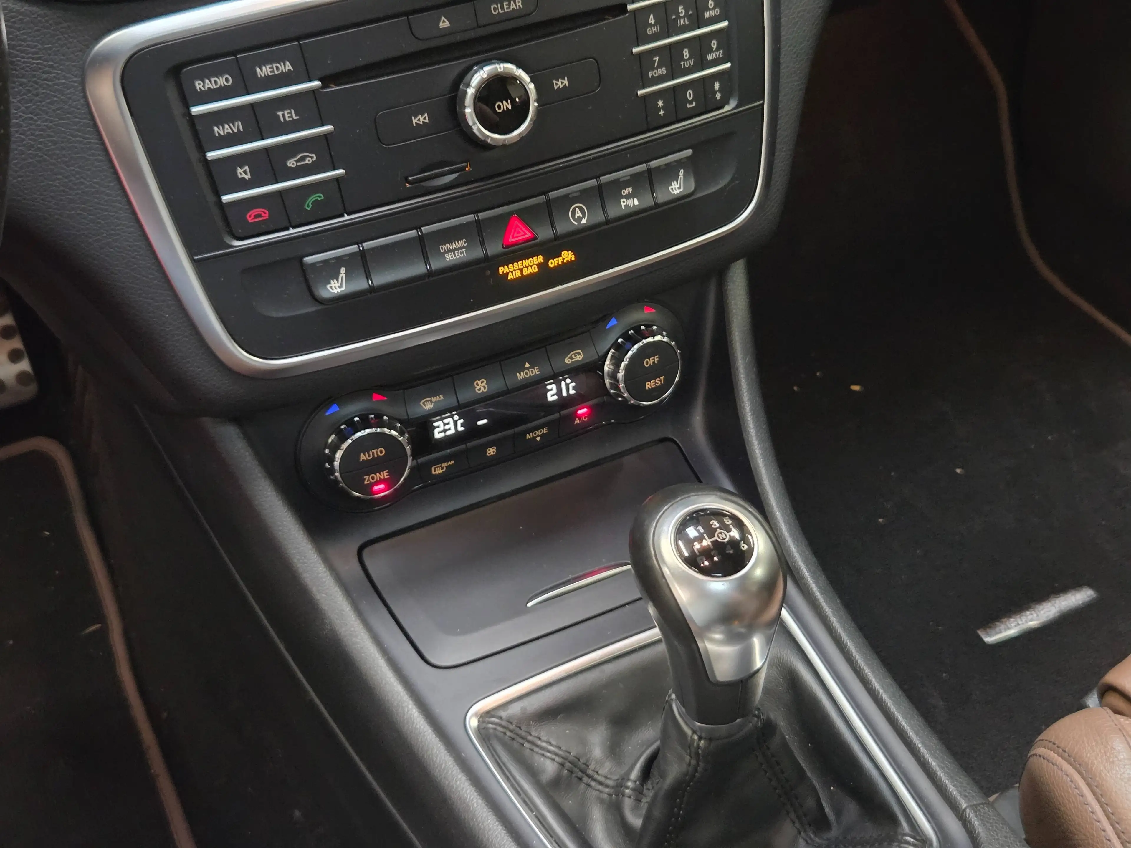 Mercedes-Benz GLA 180 (1.6i essence) + TOIT PANO - CUIR EXCLUSIVE - LED - NAVI - KeylessGo — photo 14