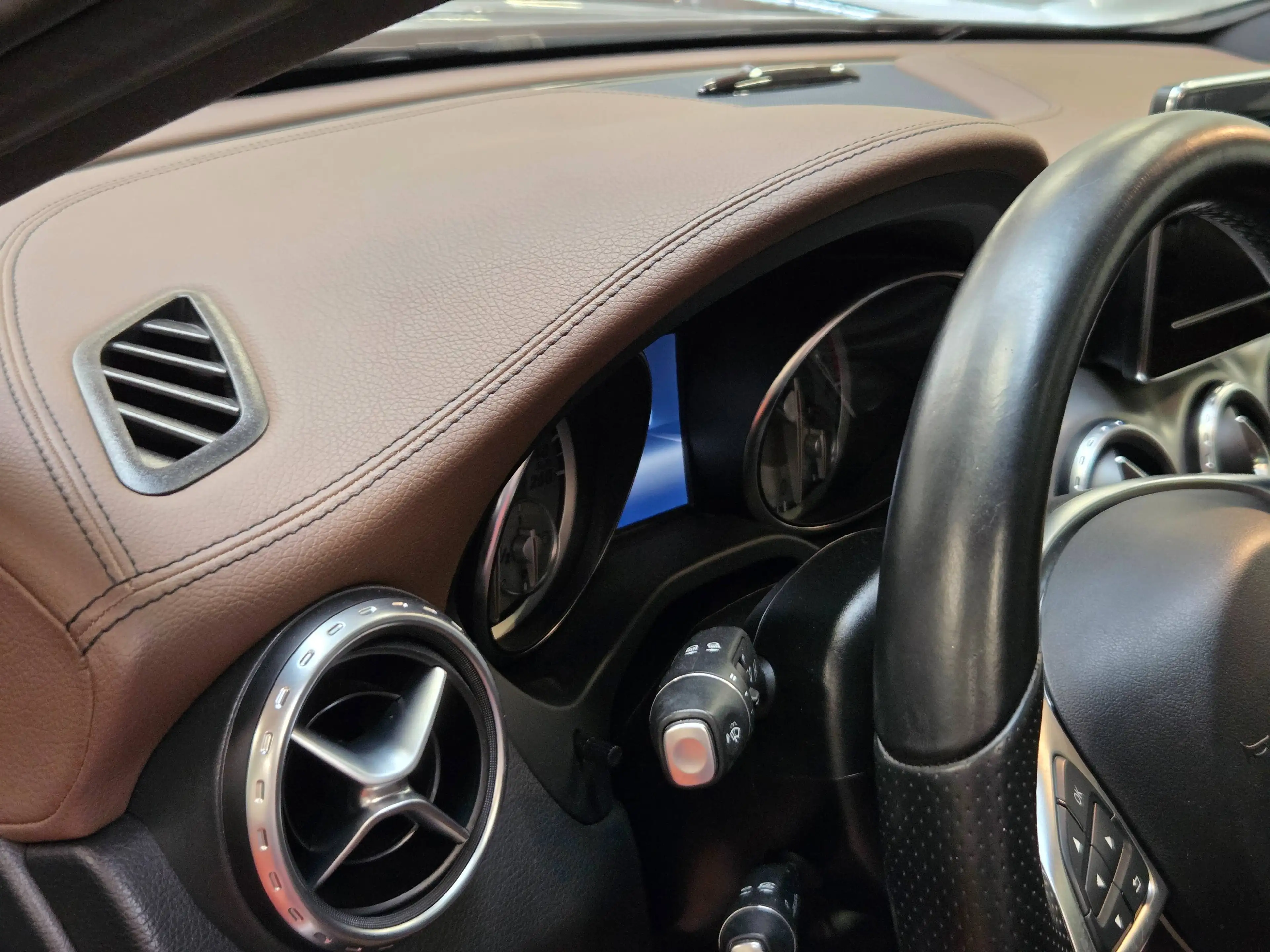 Mercedes-Benz GLA 180 (1.6i essence) + TOIT PANO - CUIR EXCLUSIVE - LED - NAVI - KeylessGo — photo 9