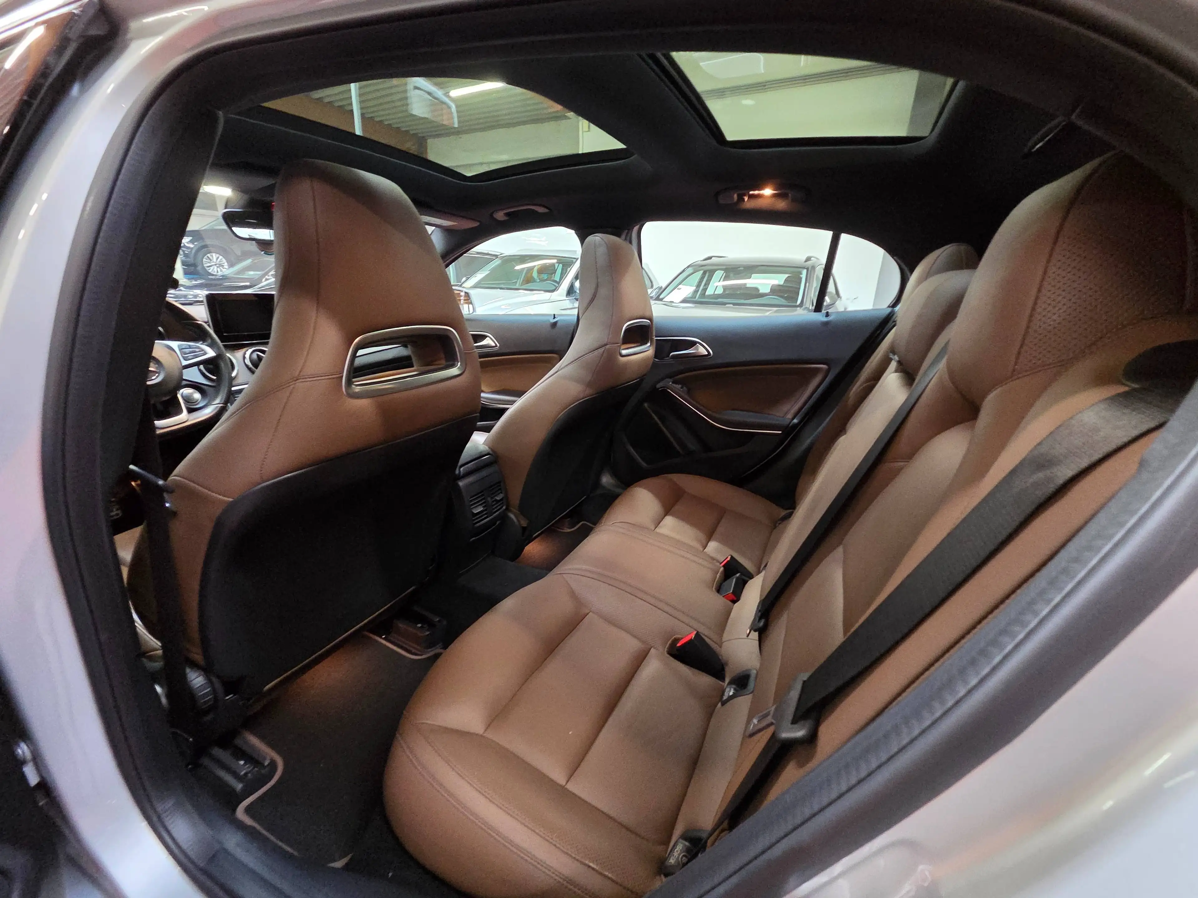 Mercedes-Benz GLA 180 (1.6i essence) + TOIT PANO - CUIR EXCLUSIVE - LED - NAVI - KeylessGo — photo 10