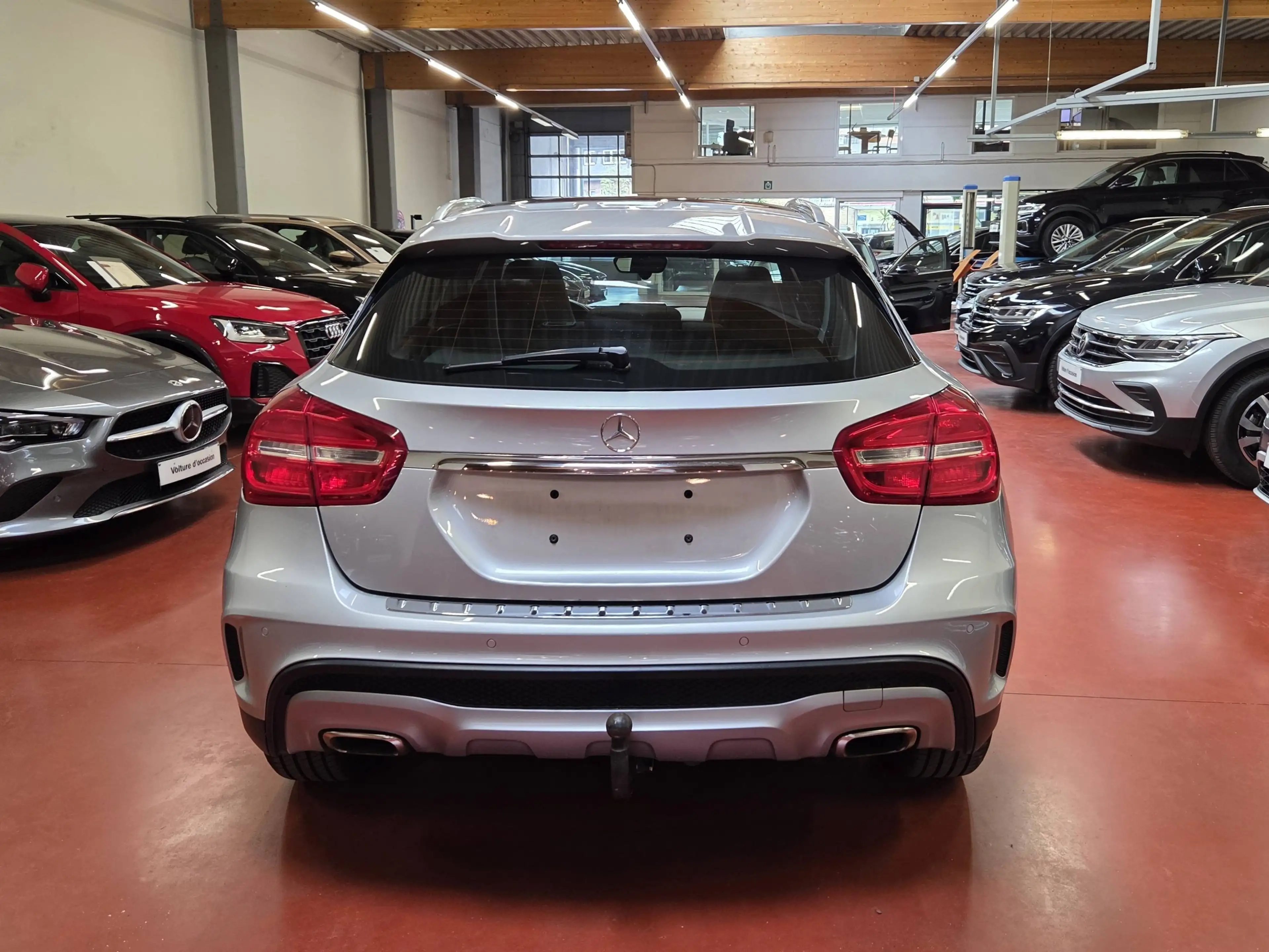 Mercedes-Benz GLA 180 (1.6i essence) + TOIT PANO - CUIR EXCLUSIVE - LED - NAVI - KeylessGo — photo 3