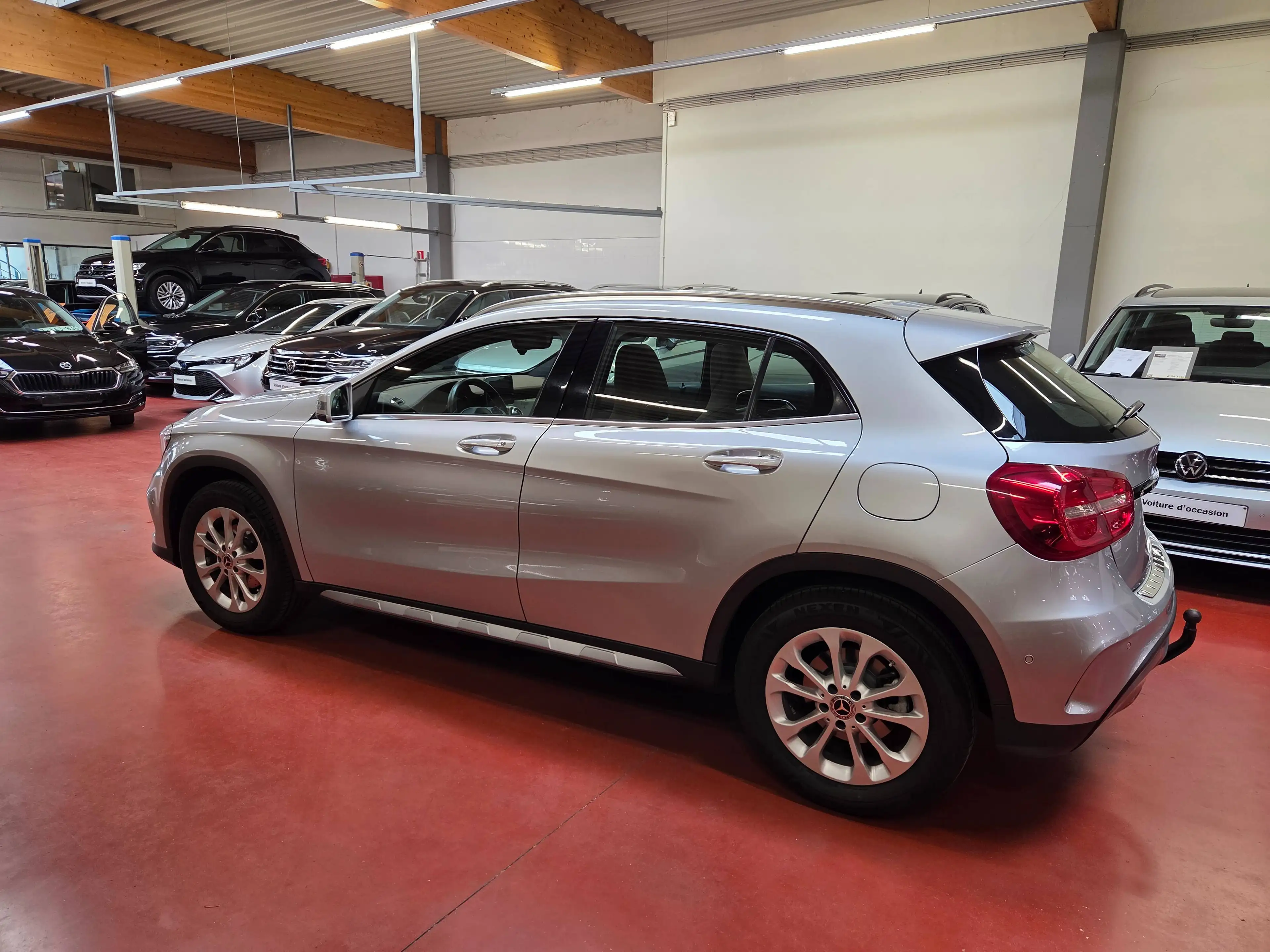Mercedes-Benz GLA 180 (1.6i essence) + TOIT PANO - CUIR EXCLUSIVE - LED - NAVI - KeylessGo — photo 4