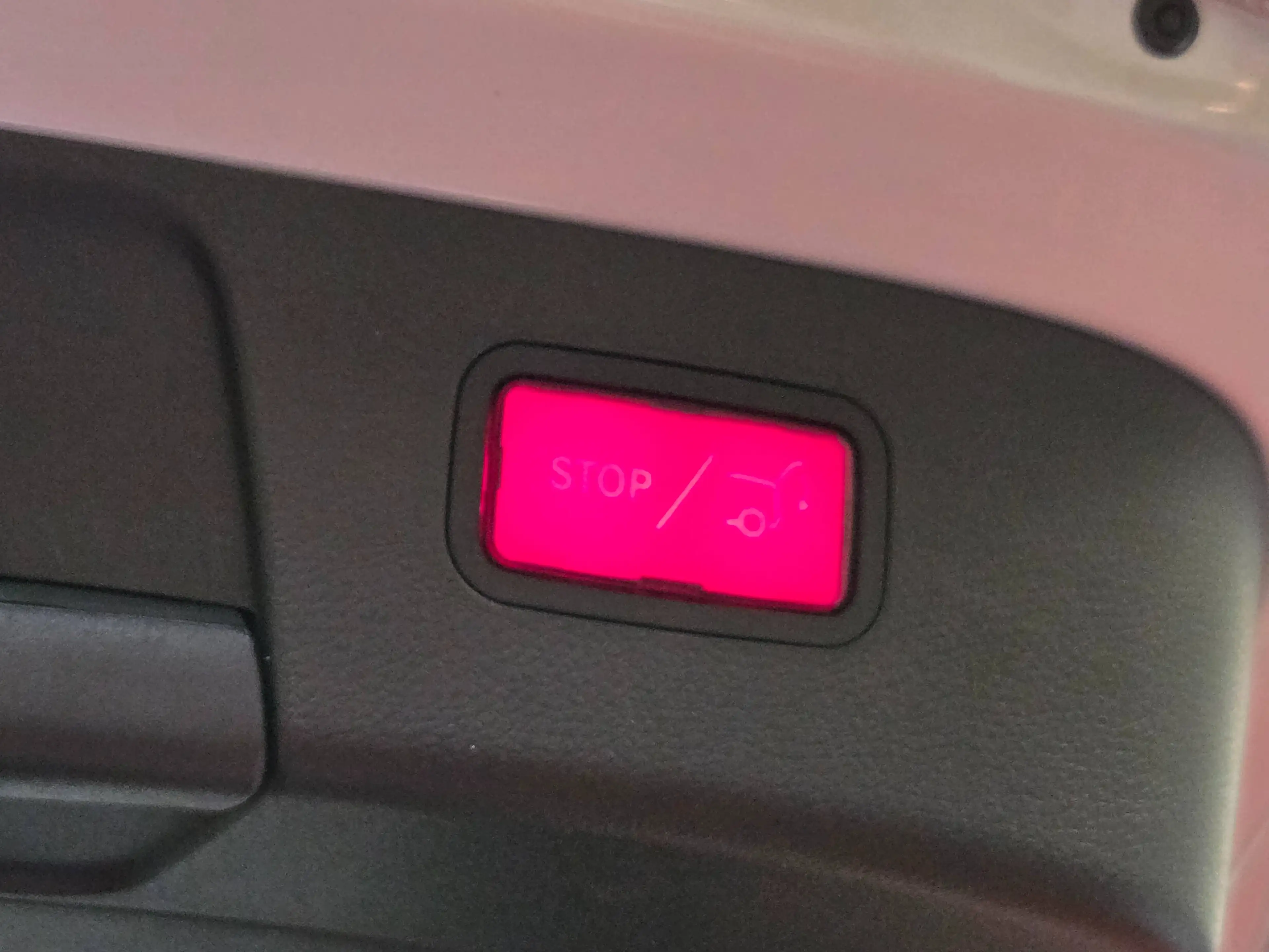 Mercedes-Benz GLA 180 (1.6i essence) + TOIT PANO - CUIR EXCLUSIVE - LED - NAVI - KeylessGo — photo 12