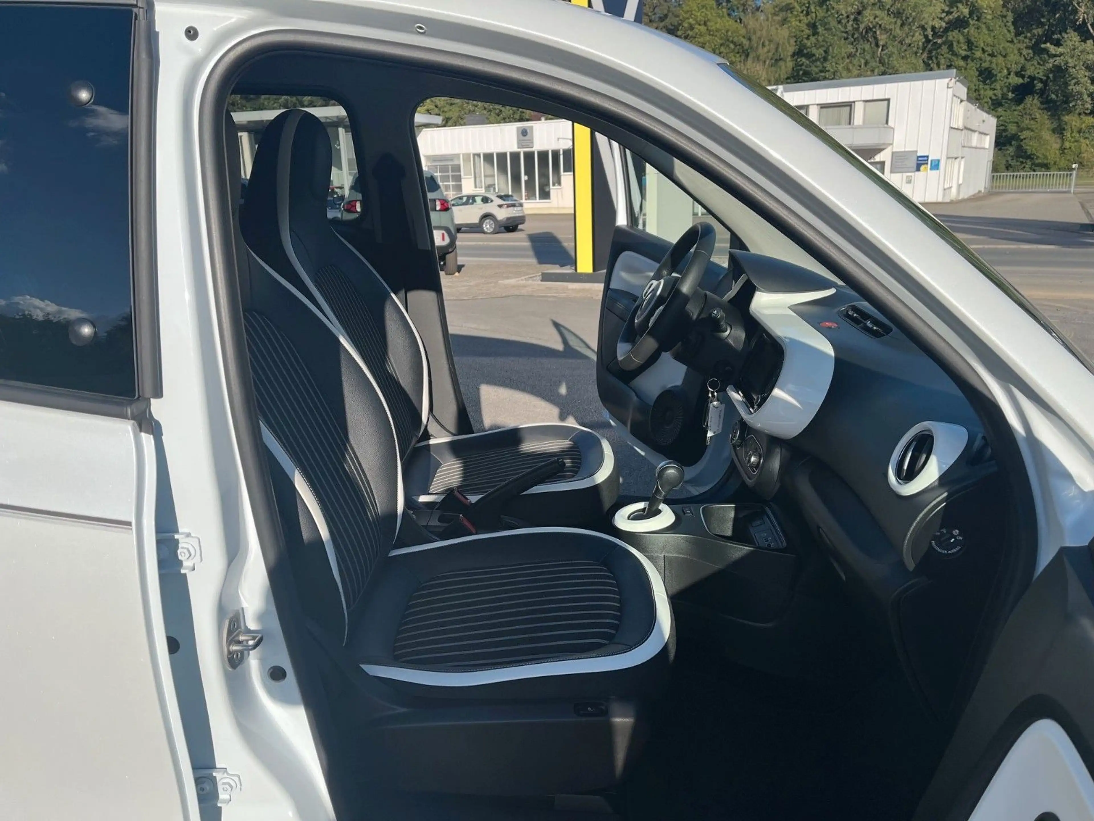 Renault Twingo Techno Electric E-Tech — photo 12