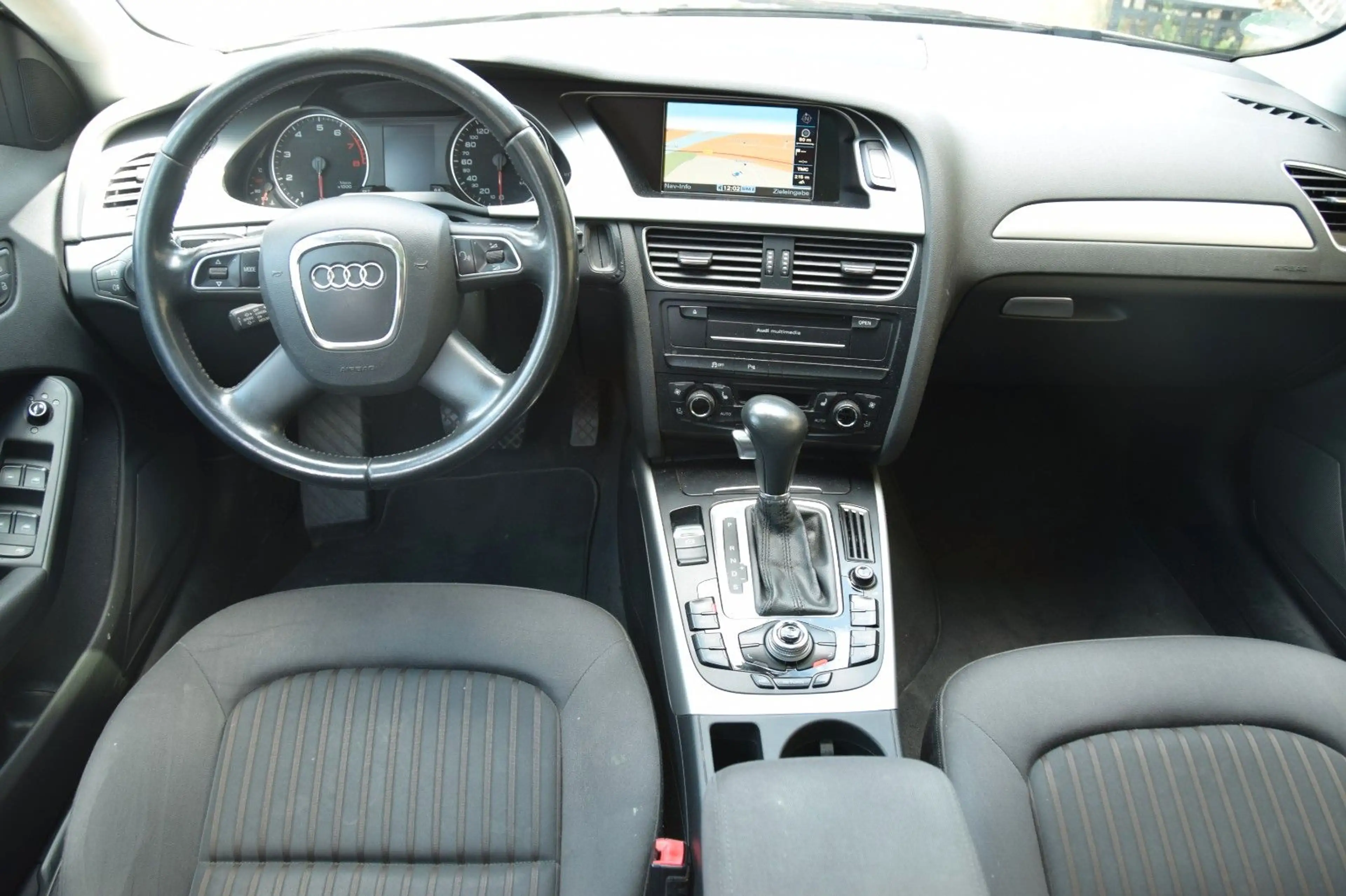 Audi A4 Avant*AUTOMATIK*PANORAMADACH*NAVI*PDC*SITZHZ — photo 9