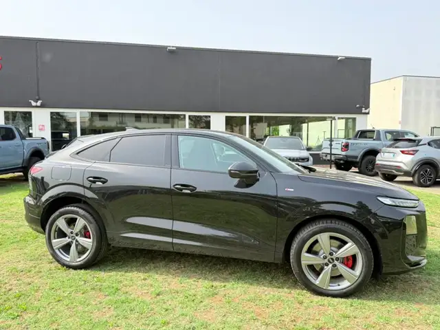 Audi Q3 view 3