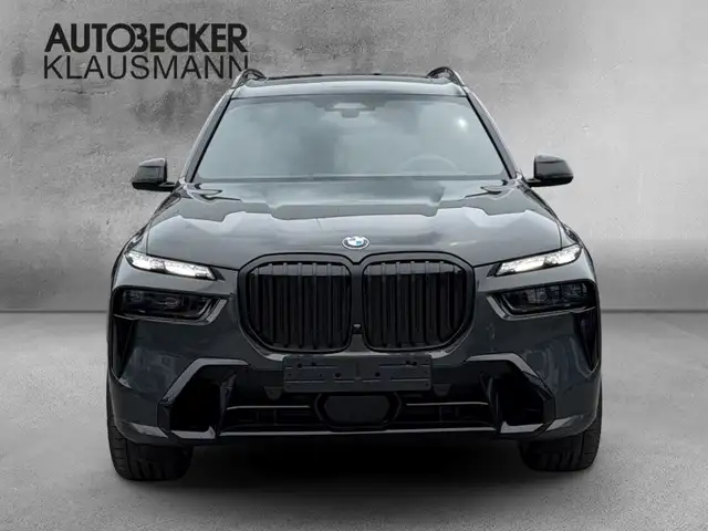 BMW X7 view 5