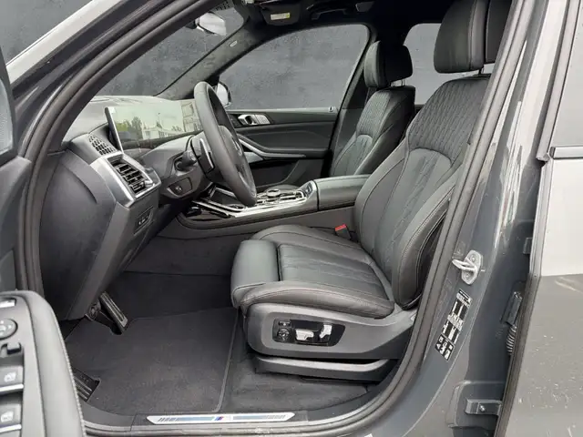 BMW X7 view 8