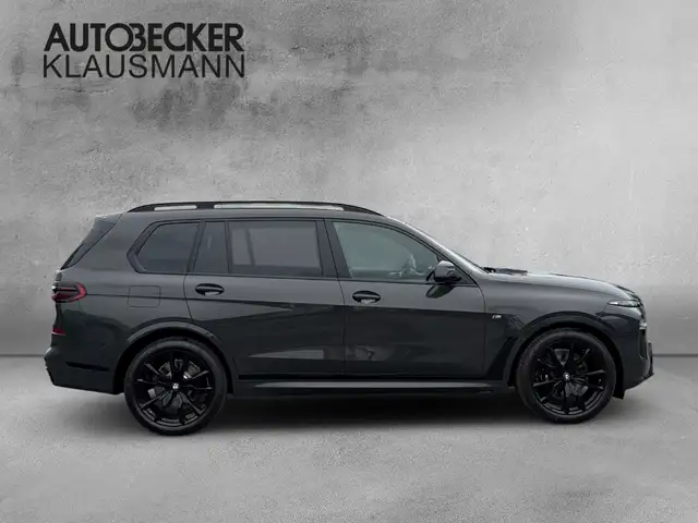 BMW X7 view 4