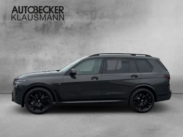 BMW X7 view 3