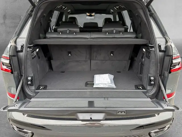 BMW X7 view 15