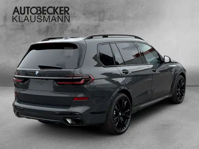 BMW X7 view 2