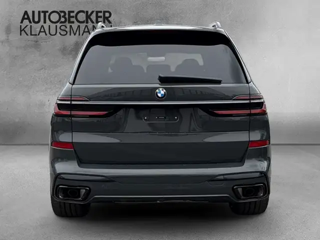 BMW X7 view 6
